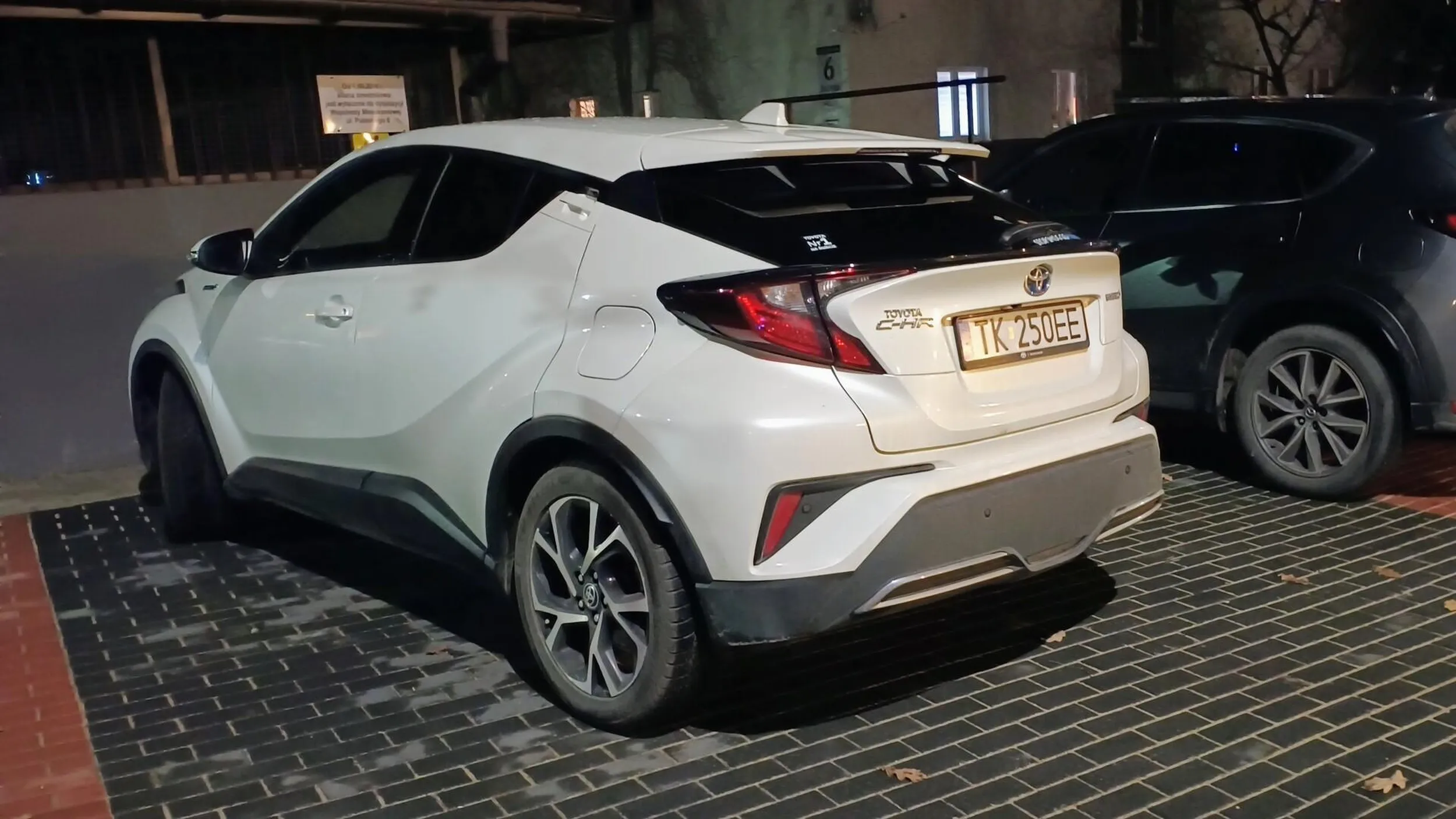 Wielokrotnie parkuje na miejscu do tego niewyznaczonym, na chodniku, dodatkowo pod tabliczką z informacją o nieblokowaniu dojazdu do wiaty śmietnikowej.