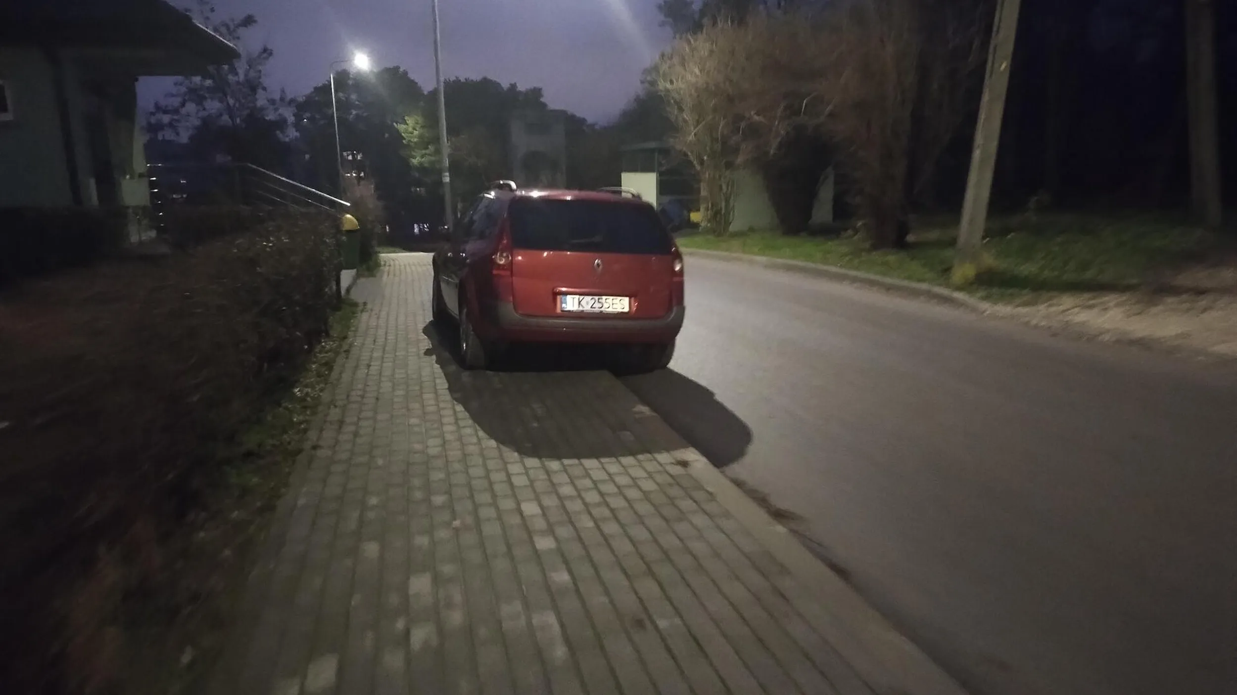 Czy prawidłowe parkowanie, gdy parking jest dosłownie 5m dalej po 2 stronie ulicy boli? Ten cymbał pokazuje że tak.