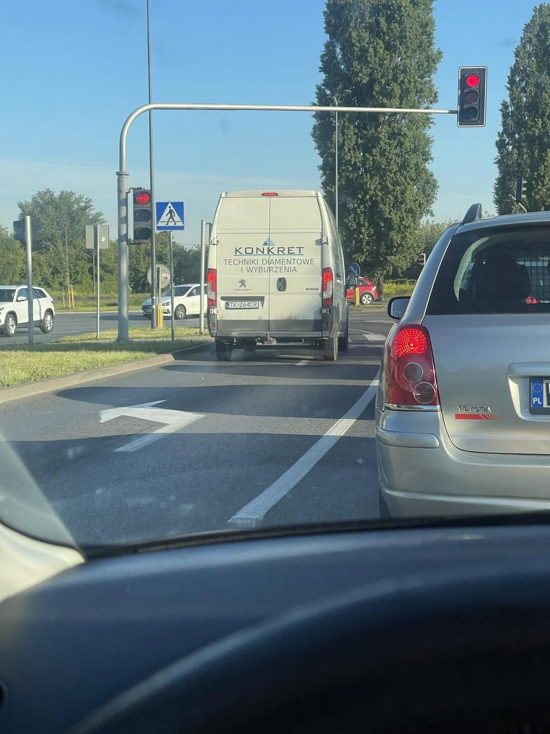 Kierowca tego busa ewidentnie nie wie co znaczą takie słupki z okrągłymi tabliczkami z cyferkami przy drodze. Podwójne linie ciągle również.