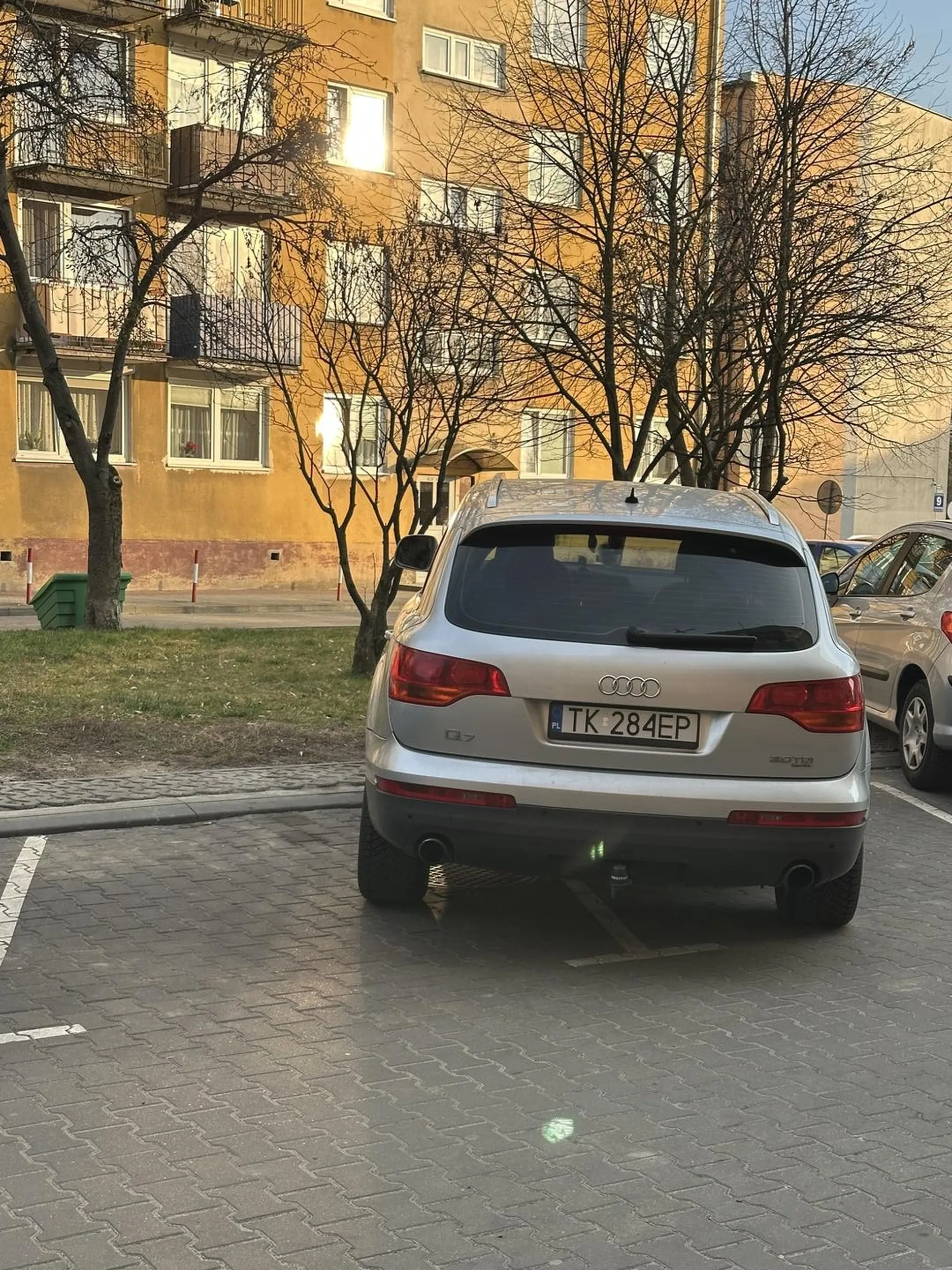 Komentarz zbędny… kobieto przestań notorycznie blokować dodatkowe miejsce parkingowe…