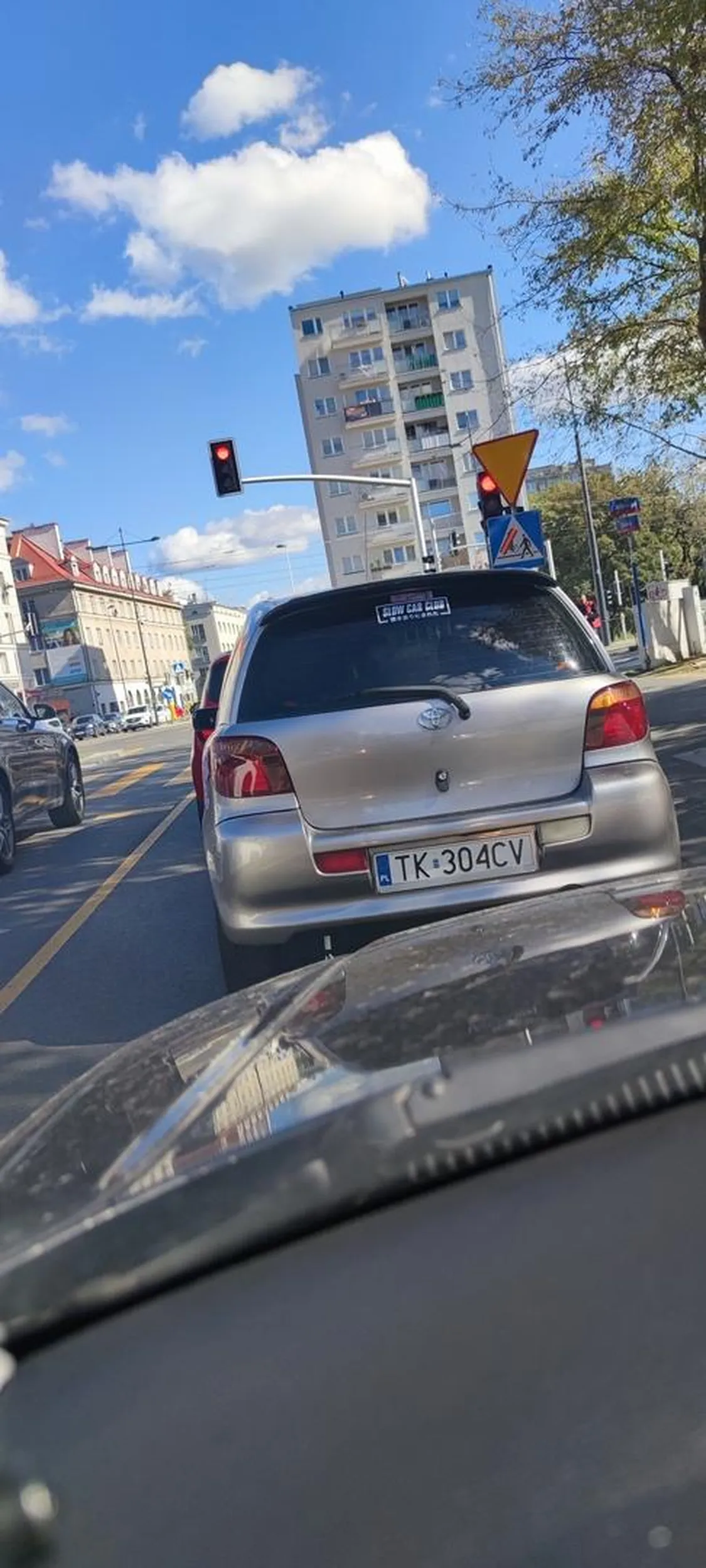 Gość stwarza zagrożenie na drodze. Agresywnie rusza z piskiem zamierza drogę podczas skręcania na skrzyżowaniu jadąc za Tobą montujesz się na prawy pas nagle przyspiesza chcąc cię wyprzedzic i uniemożliwia zjechanie na prawy pas. Zrobił sobie tłumik nakleił naklejkę klubu i myśli że warszawa to tor wyscigowy