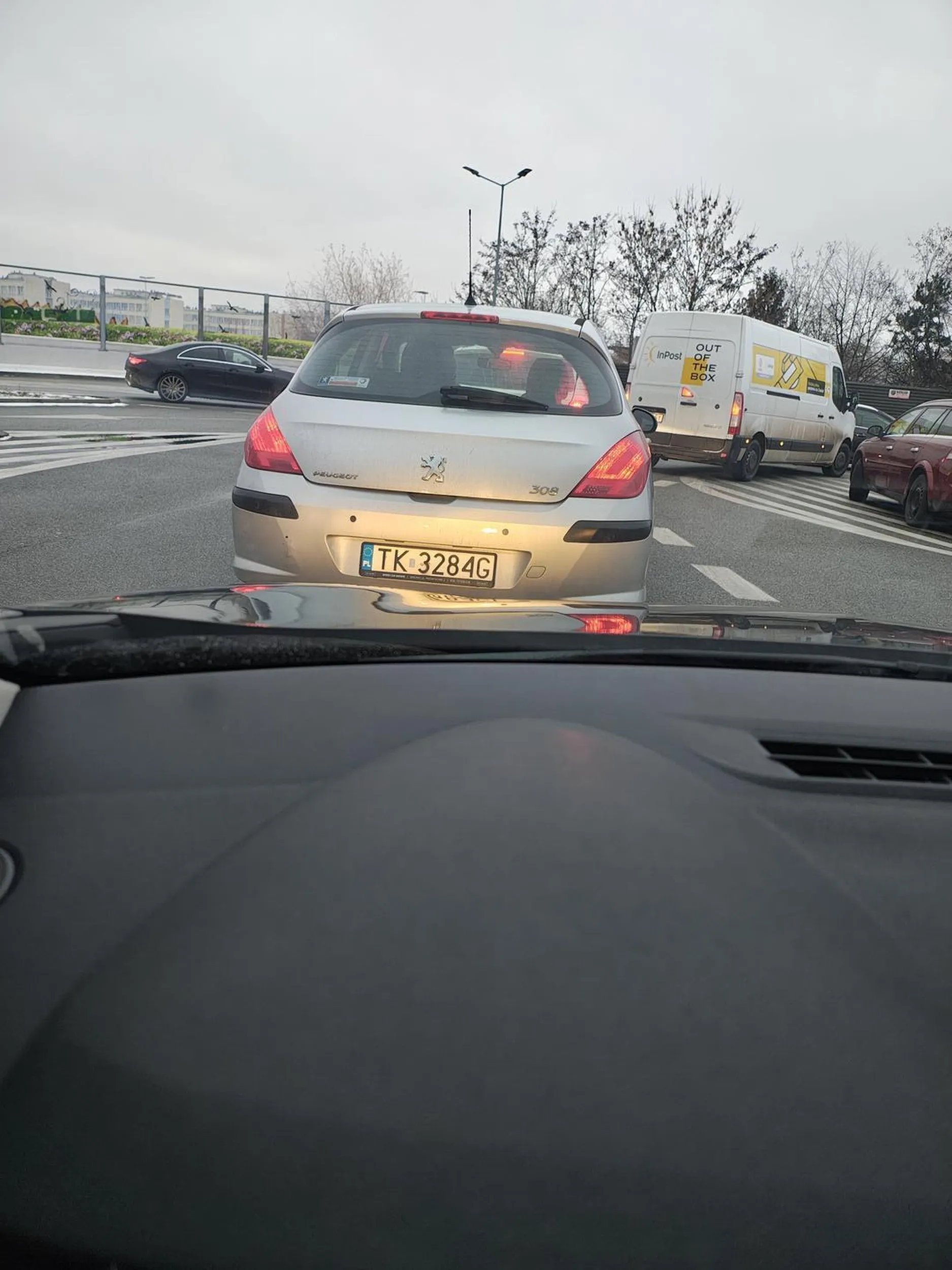 Naucz się nieszczęśliwa kobieta jeździć na suwak i czekaj na wezwanie do zapłaty mandatu, wszystko nagrywam kamelką samochodową