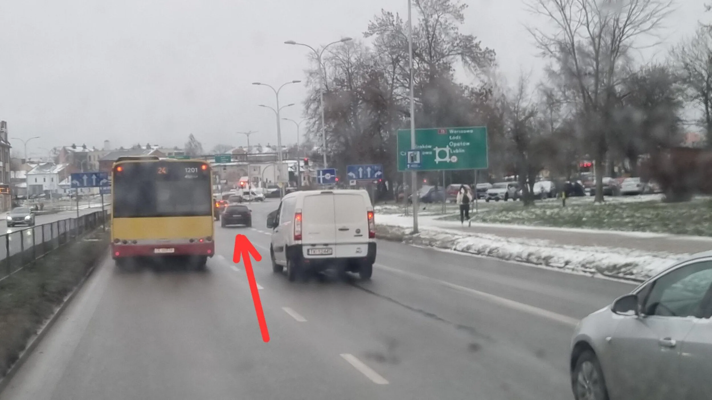 Cwaniaczek w BMW F11 kombi w wolnym ruchu miejskim, skacze z pasa na pas wciskając się między jadące auta, wymuszając hamowanie, tylko po to żeby 3 skrzyżowania dalej spotkać się z tymi wyprzedzonymi autami. Dużo przyspieszyłeś parówko? A faka pokaż swojej starej.