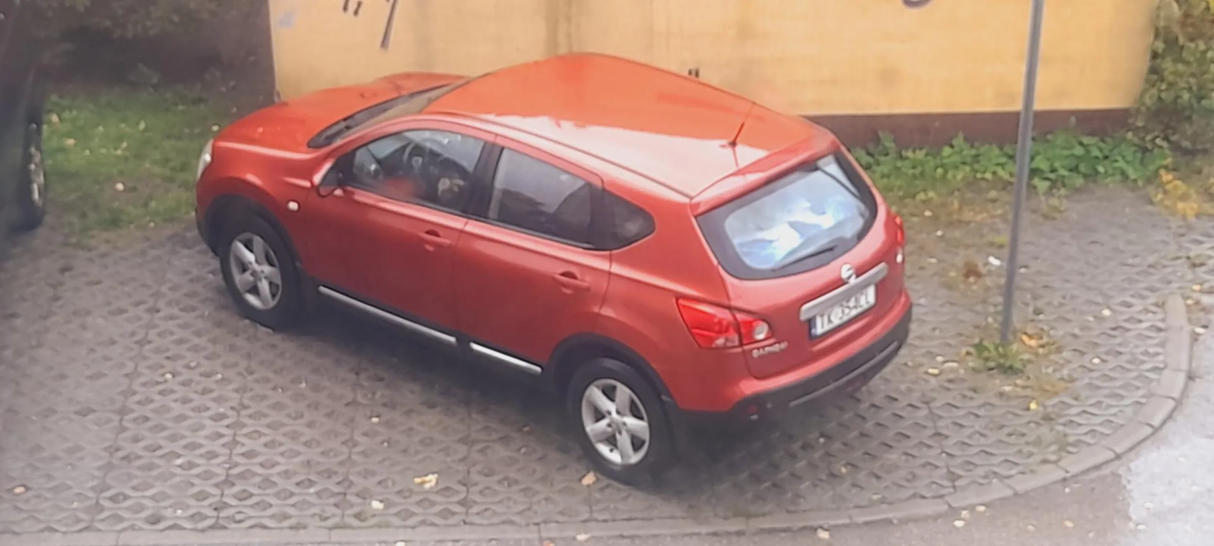 Kierowca nie potrafi zaparkować prosto zająl 2 miejsca na parkingu