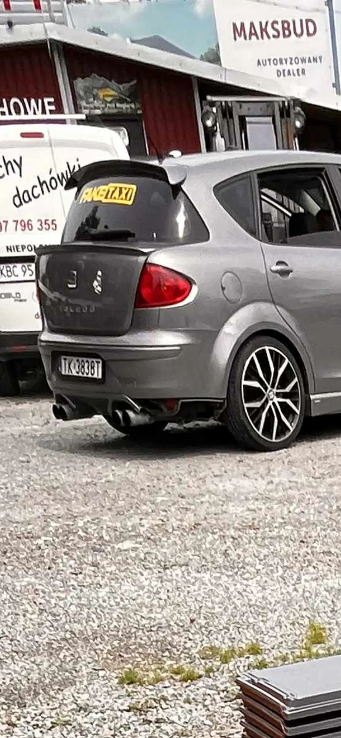 Nie wiem co cię podkusiło do tych modyfikacji ale wstydził bym się stanąć multiplą obok tego tworu