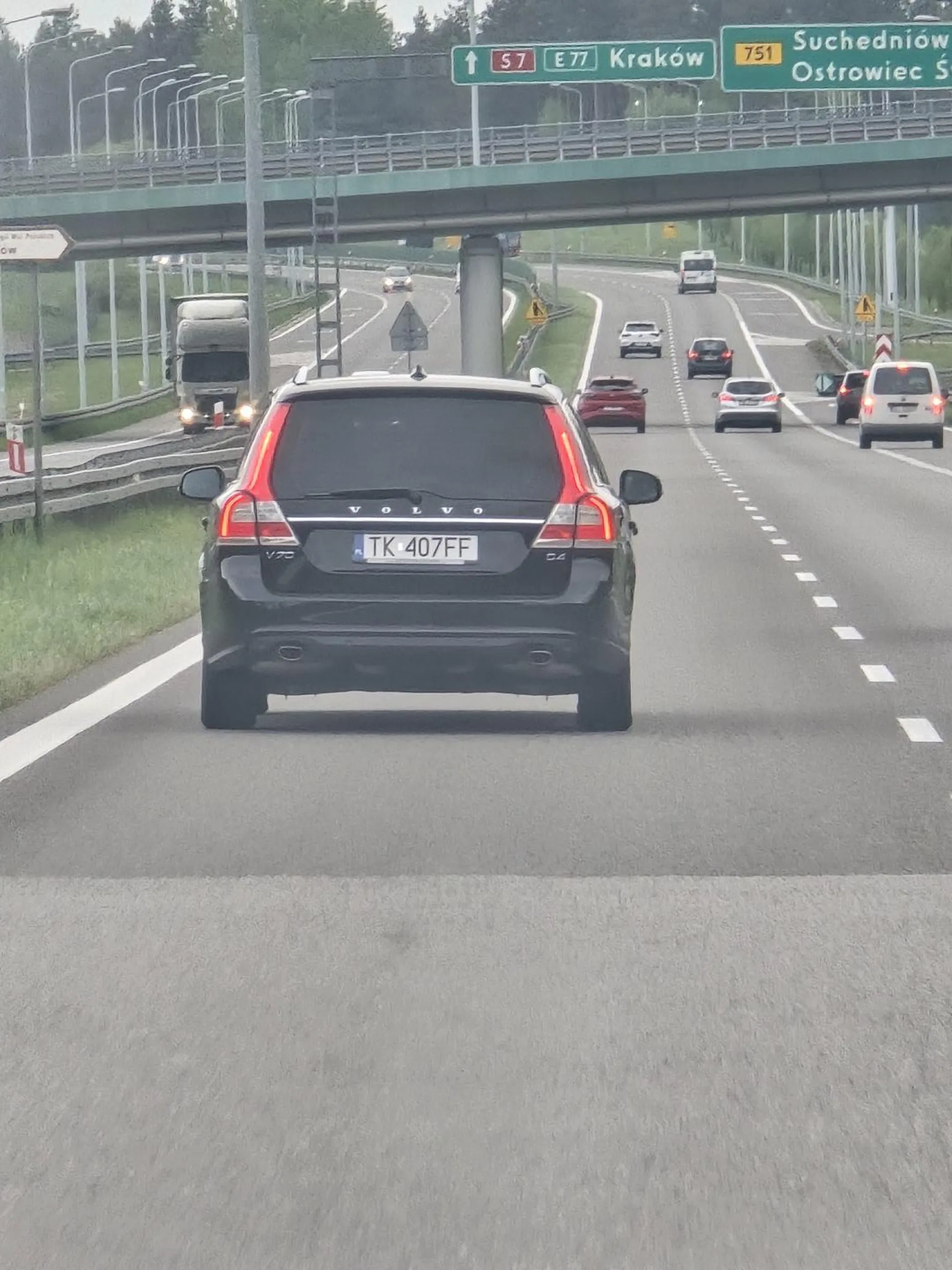 Kierowca piz*a najpierw zajeżdża drogę i spowalnia a potem mruga na innych