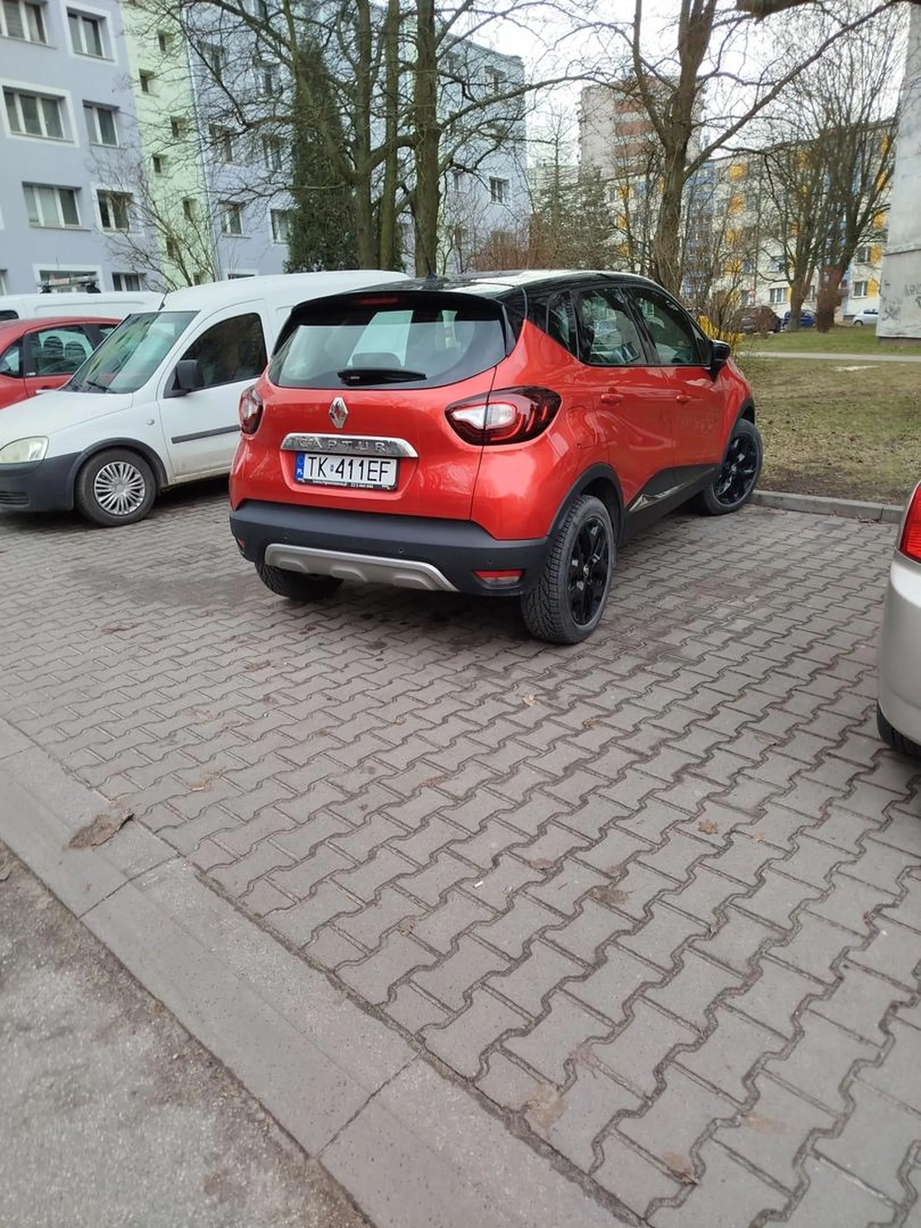 Naucz się parkowa. Bo samochód zajmuje dwa miejsca parkingowe.