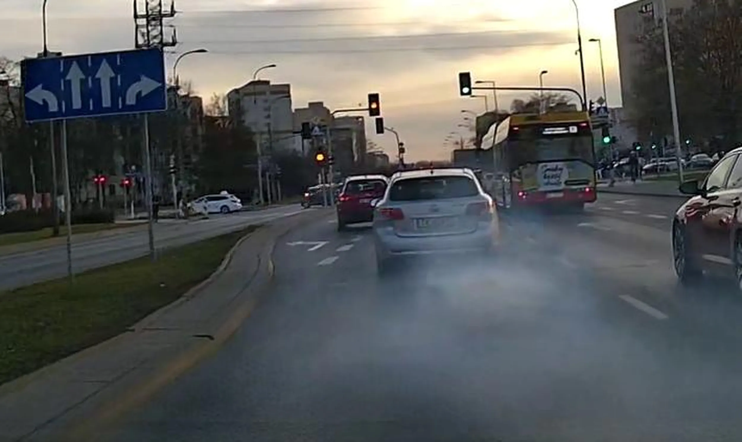 wędzi z zaskoczenia, stojąc zań obieg zamknięty w pogotowiu miej