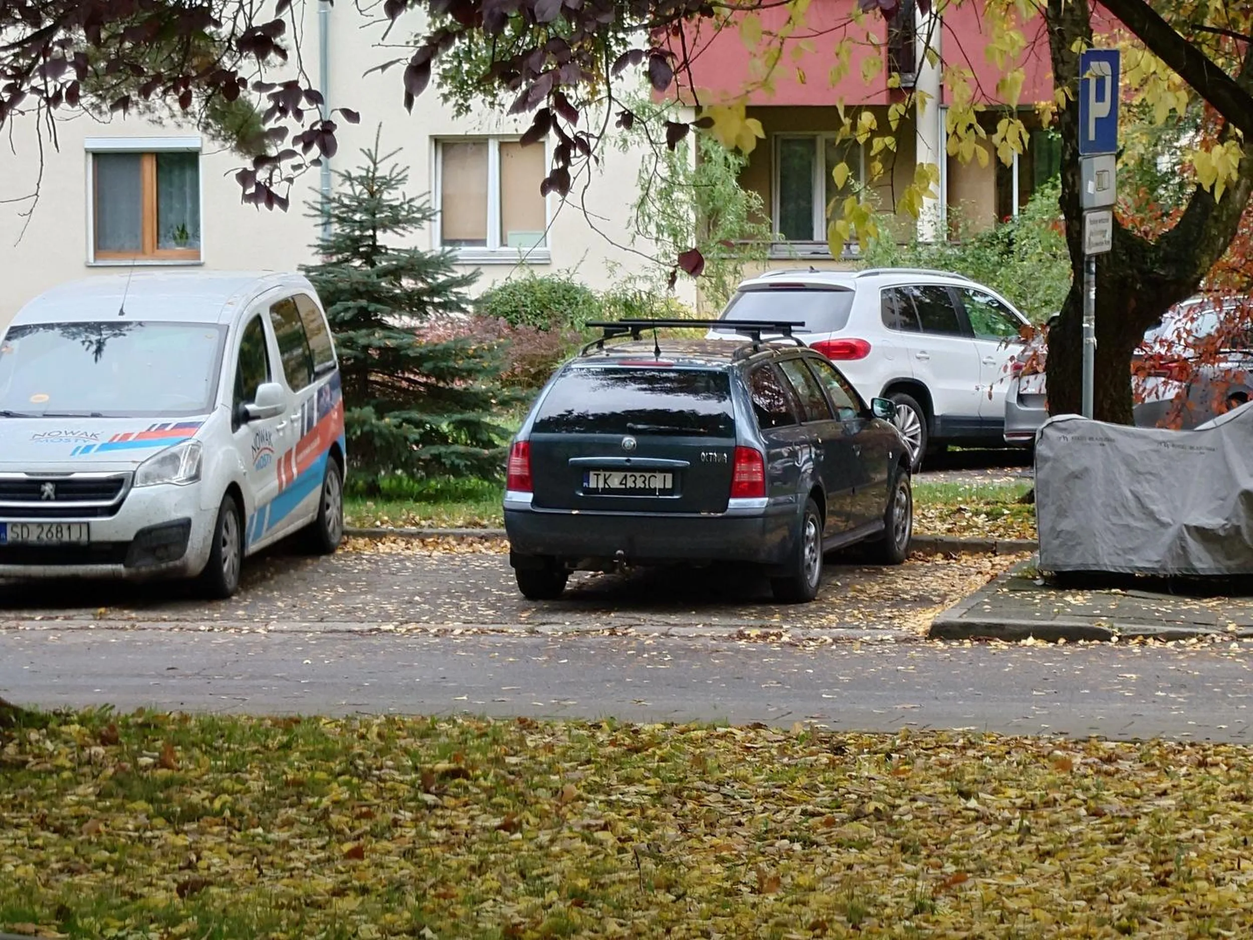 zamiast zajmować dwa miejsca to jak ciężko jest się przysunąć do krawędzi gdy parkujesz na parkingu gdzie już wystarczająco są problemy z miejscami dla mieszkańców?