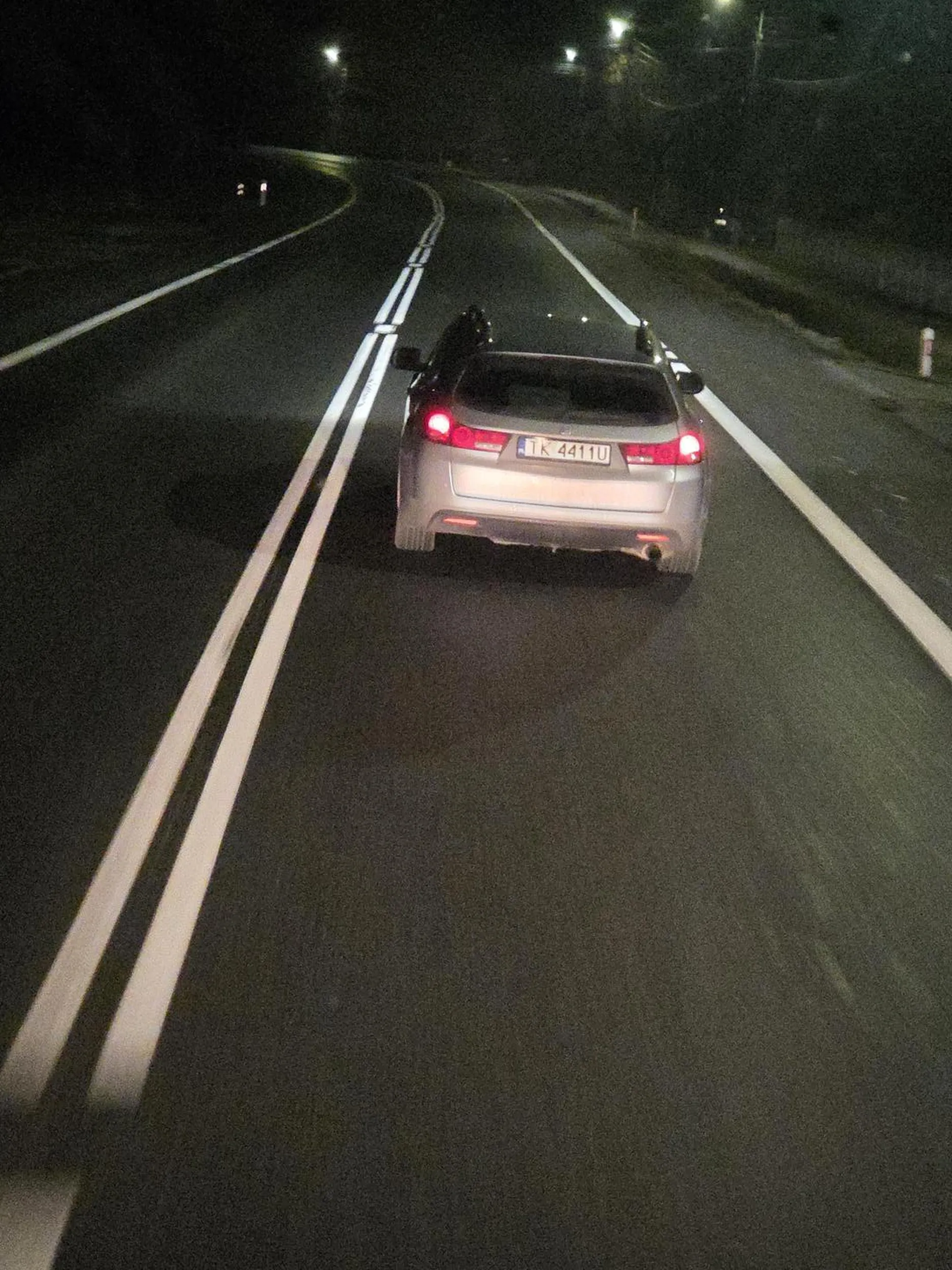 Po północy 22.12.2025 na trasie Piotrków Trybunalski-kielce (dk12 i dk74) kierowca tamuje ruch samochodów ciężarowych, gdy te decydują sie na wyprzedzenie jadącego 55km/h (poza terenem zabudowanym) inteligenta z Hondy- przyspiesza, stwarzając tym zagrożenie, po czym mruga na ciężarówki światłami drogowymi. Kierujący miewa rowniez w mojej opinii rozdwojenie jaźni gdyz chwilę pozniej wyprzedza te same samochody ciężarowe z prędkością 130 poza terenem zabudowanym (mam radar w samochodzie), tylko po to by znow je wychamowywać.