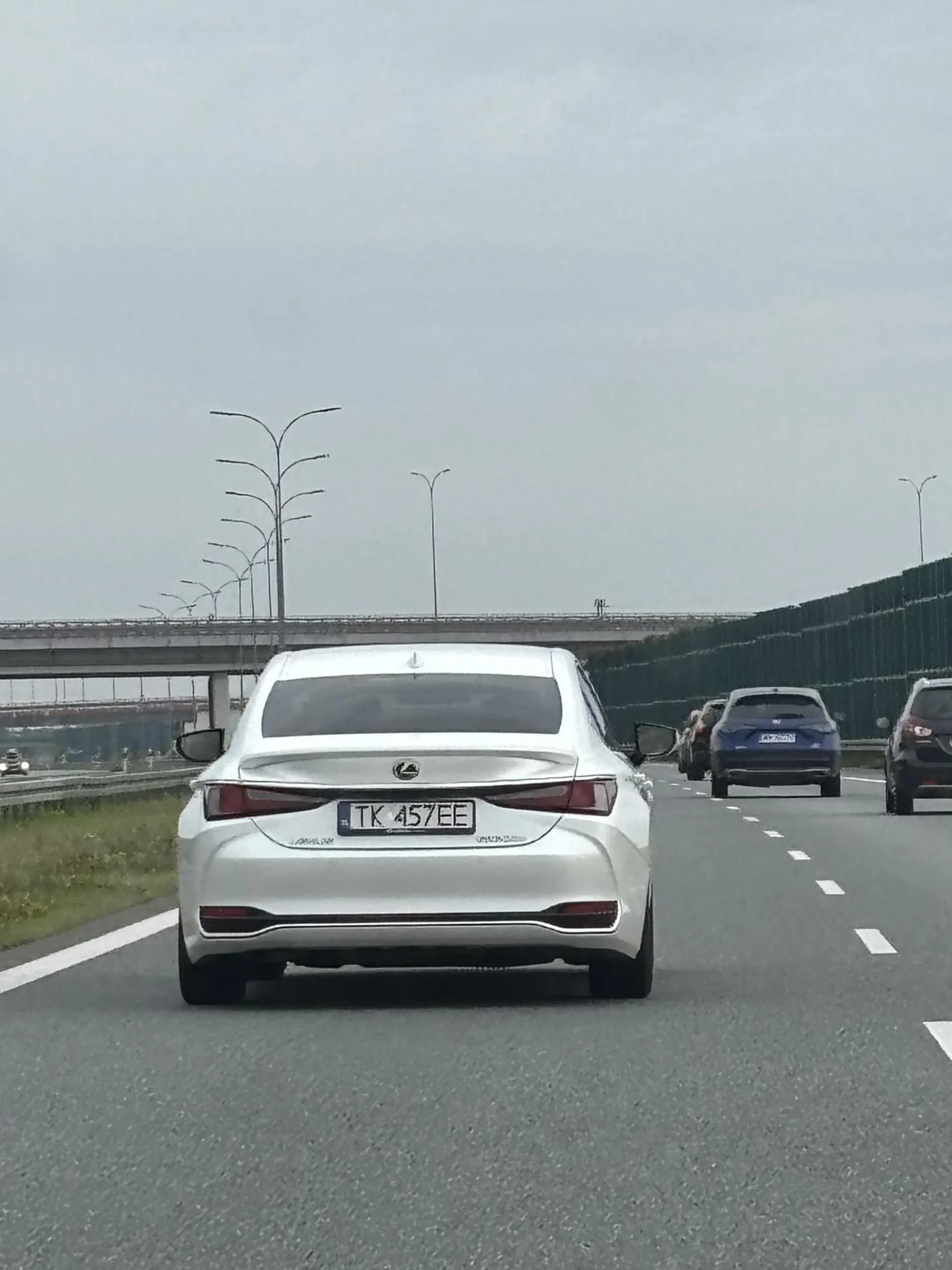 The bill w lexusie nie umie używać kierunkowskazów stwarzając zagrożenie dla drodze szybkiego ruchu