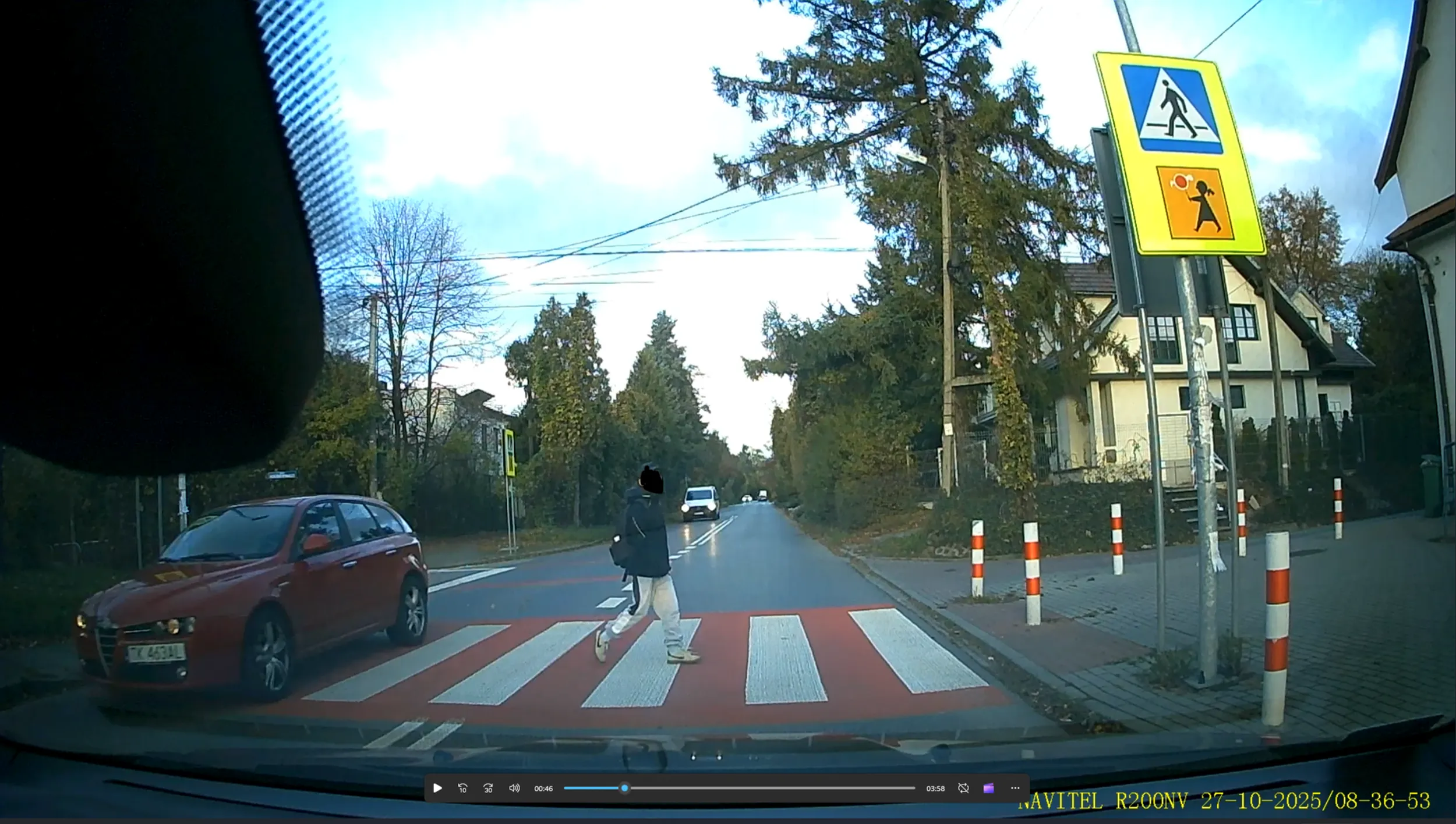 Gość prawie potrącił dziecko na pasach pod szkołą, trzyma nadal po weekendzie czy wizyta u okulisty potrzebna?