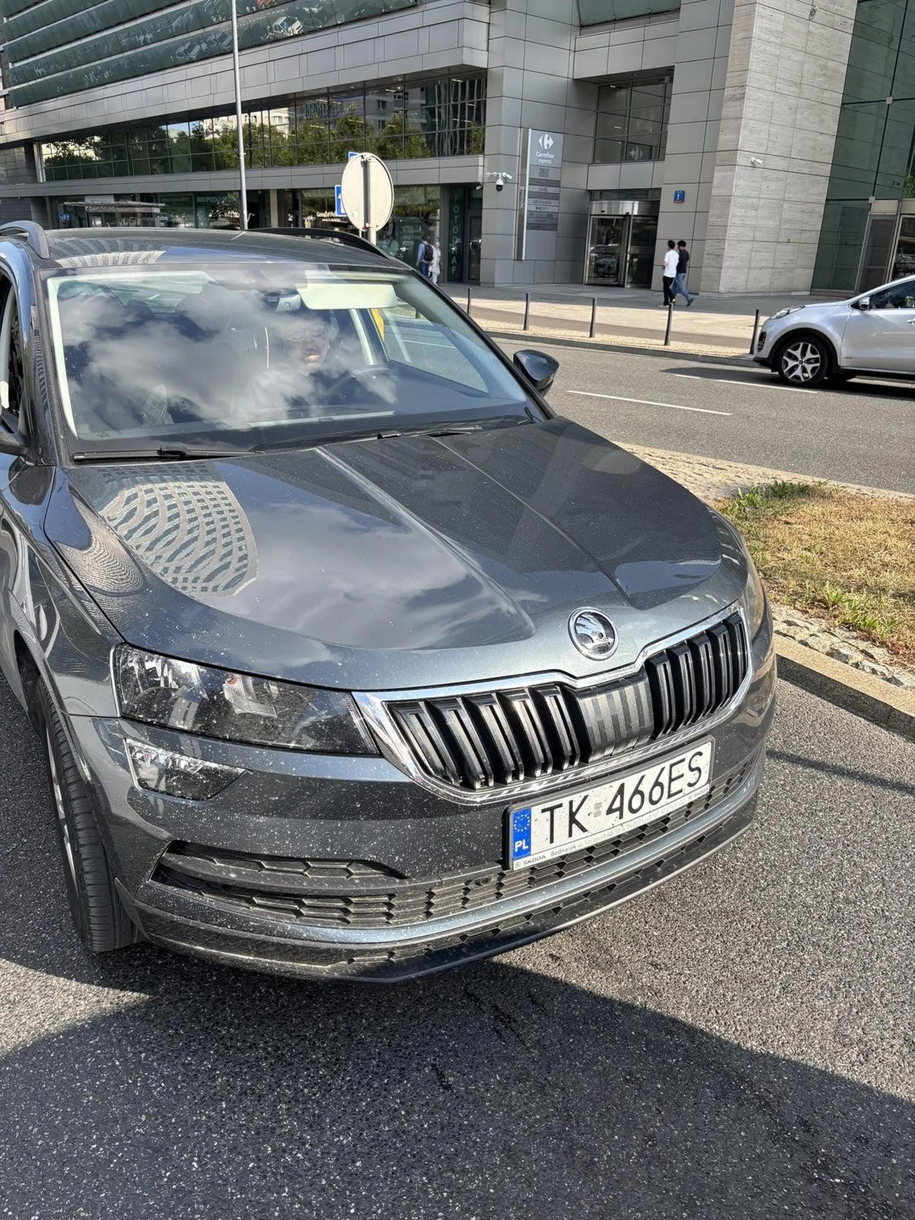 Szanowna Pani stoczyła się na mnie w korku w centrum Warszawy, mimo trąbienia z mojej strony nie zareagowała, odbiła się od mojego samochodu, odjechała w przód. Wysiadłam wyjaśnić sprawę, a ona do mnie z mordą, że w nią wjechałam i czy jestem normalna! Mówię, że chyba żartuje, zapytałam kierowców obok, czy widzieli co się stało, wszyscy potwierdzili, że tak, że się stoczyła bez hamulca. A ona w samochód i w długą! Wystarczyło się zatrzymać i powiedzieć „przepraszam, czy nic się nie stało?”! Totalne dno, zero kultury i jakiegokolwiek rozumu!