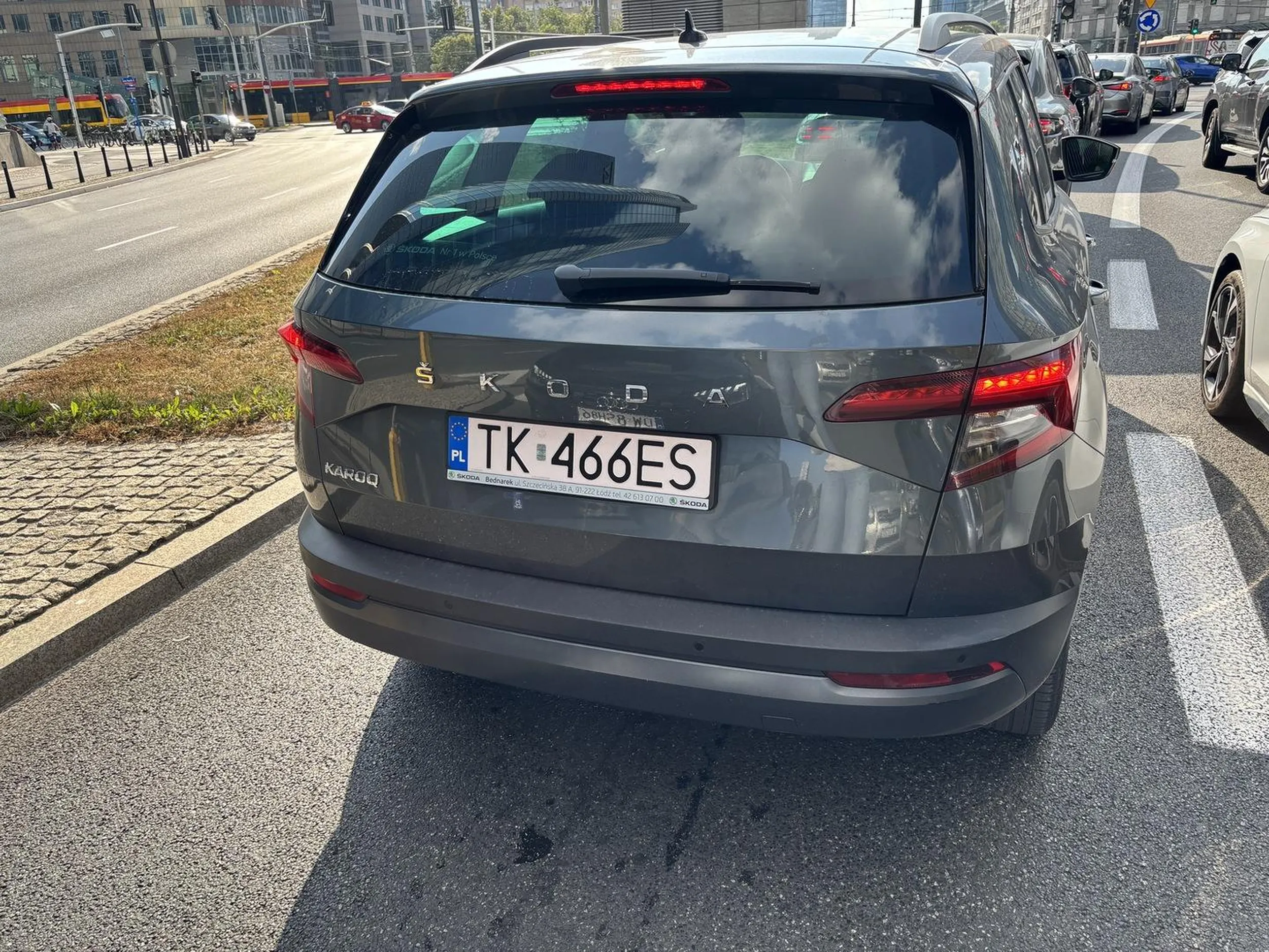 Szanowna Pani stoczyła się na mnie w korku w centrum Warszawy, mimo trąbienia z mojej strony nie zareagowała, odbiła się od mojego samochodu, odjechała w przód. Wysiadłam wyjaśnić sprawę, a ona do mnie z mordą, że w nią wjechałam i czy jestem normalna! Mówię, że chyba żartuje, zapytałam kierowców obok, czy widzieli co się stało, wszyscy potwierdzili, że tak, że się stoczyła bez hamulca. A ona w samochód i w długą! Wystarczyło się zatrzymać i powiedzieć „przepraszam, czy nic się nie stało?”! Totalne dno, zero kultury i jakiegokolwiek rozumu!