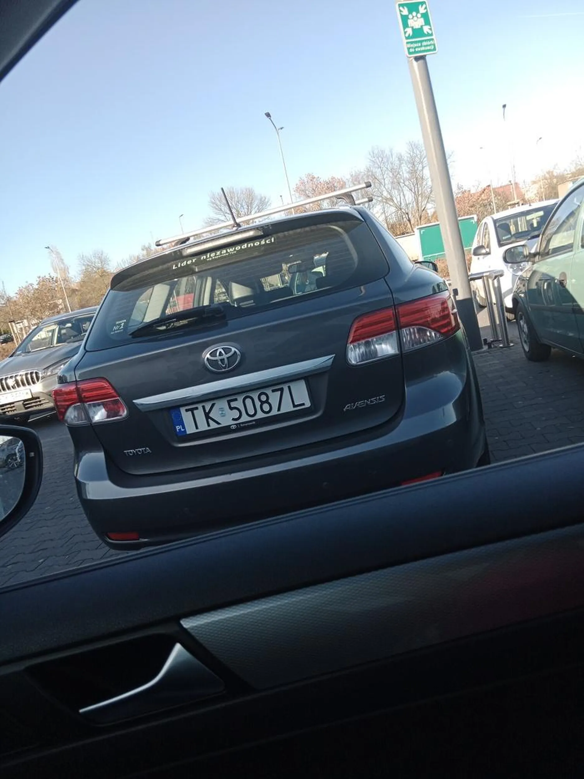 Byłam świadkiem jak pan stanął bardzo blisko drugiego auta zaparkowanego poprawnie w liniach i z impetem otworzył drzwi uderzając w drugi samochód. W samochodzie obok siedziała kobieta która zwróciła mi uwagę i jeszcze ja zwyzywał. Mam nadzieję że Pan trafi na równego sobie a nie kobietę 150... I wtedy zastanowi się nad swoim zachowaniem, aż przejechałam przez parking ponownie żeby zrobić zdjęcie tablic, może pan nie będzie czuł się bezkarnie