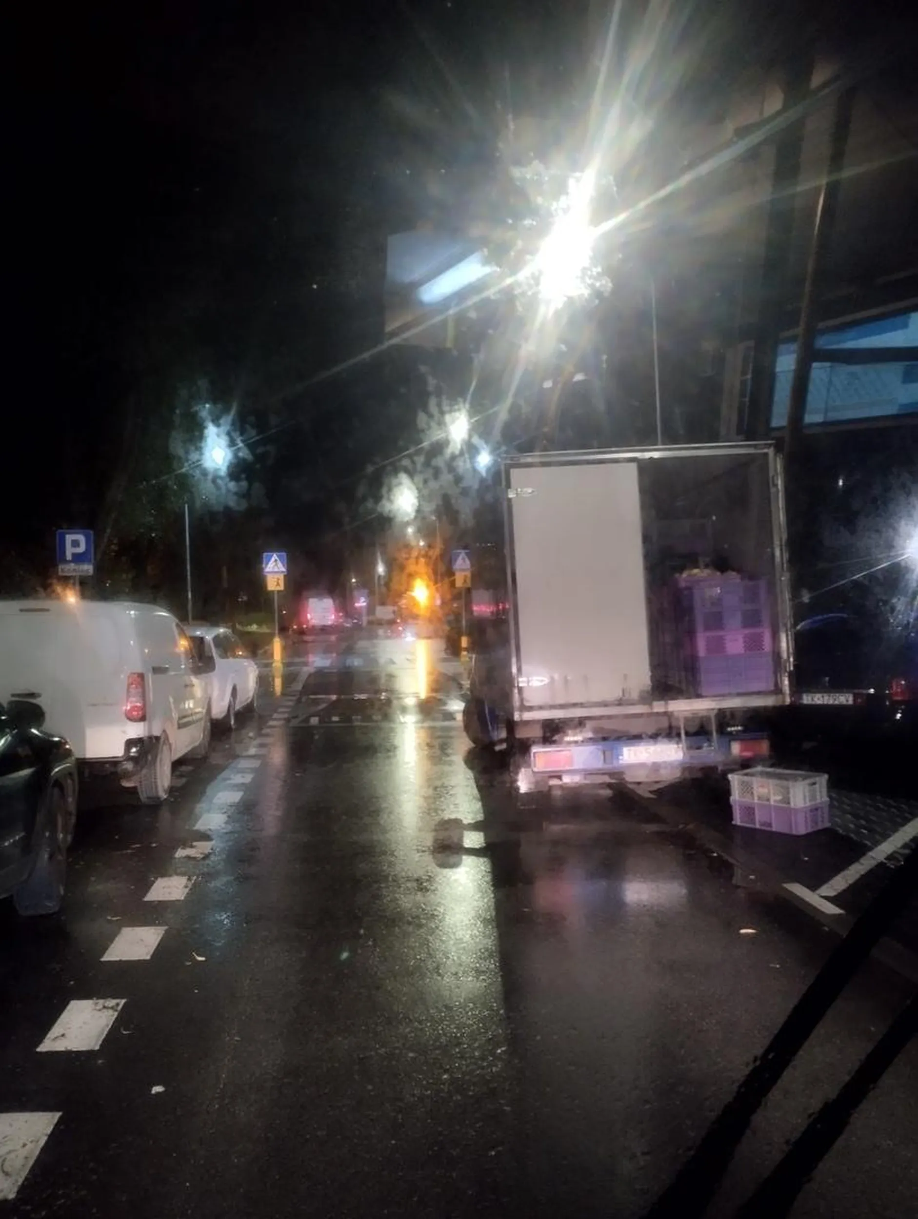 Tak się robi dostawy na drodze jednokierunkowej, okej osobówka bym przejechał, ale nie autobusem