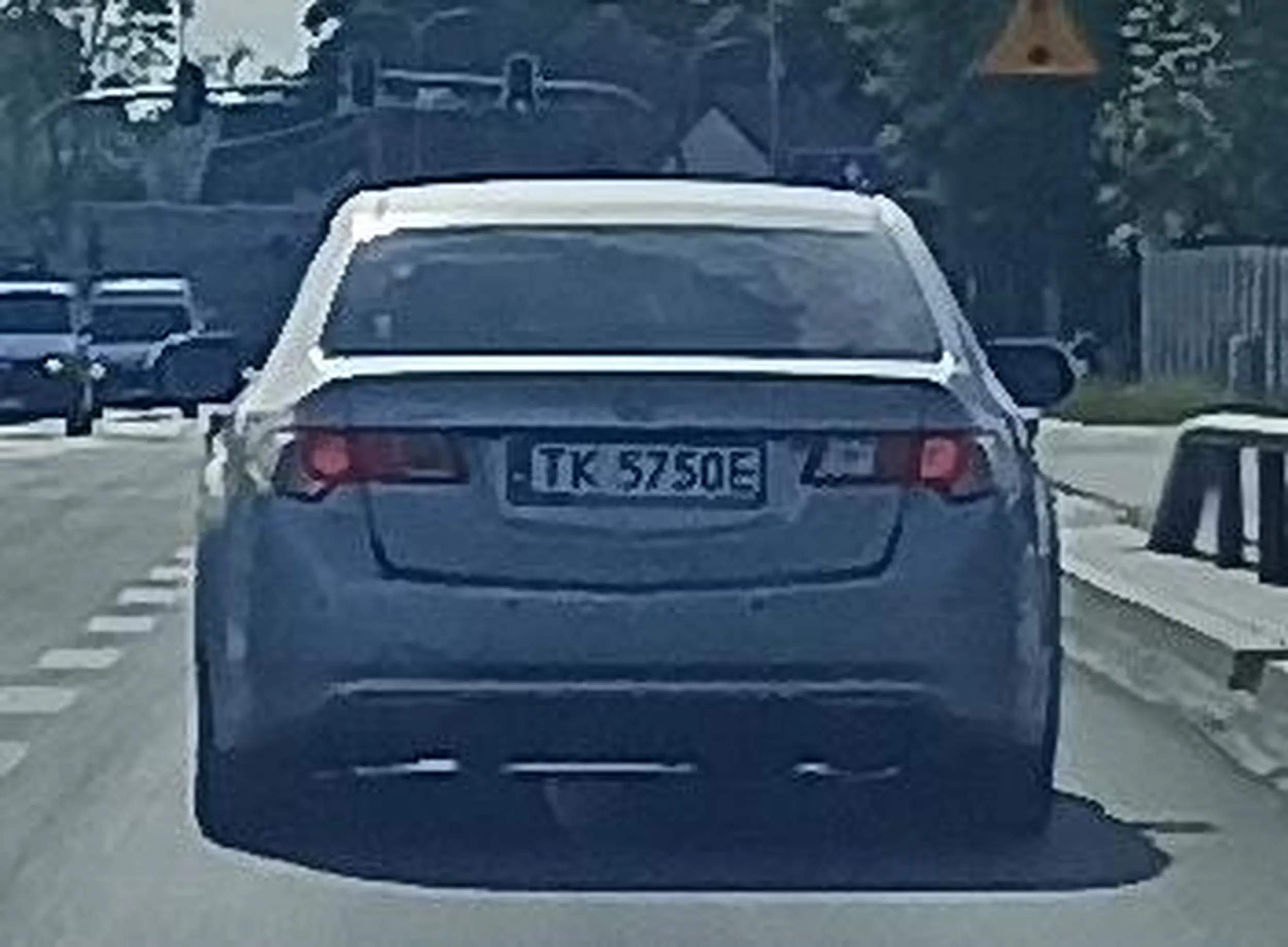 Bandycka jazda kierowcy tego auta naraża innych uczestników ruchu drogowego na śmierć lub kalectwo.