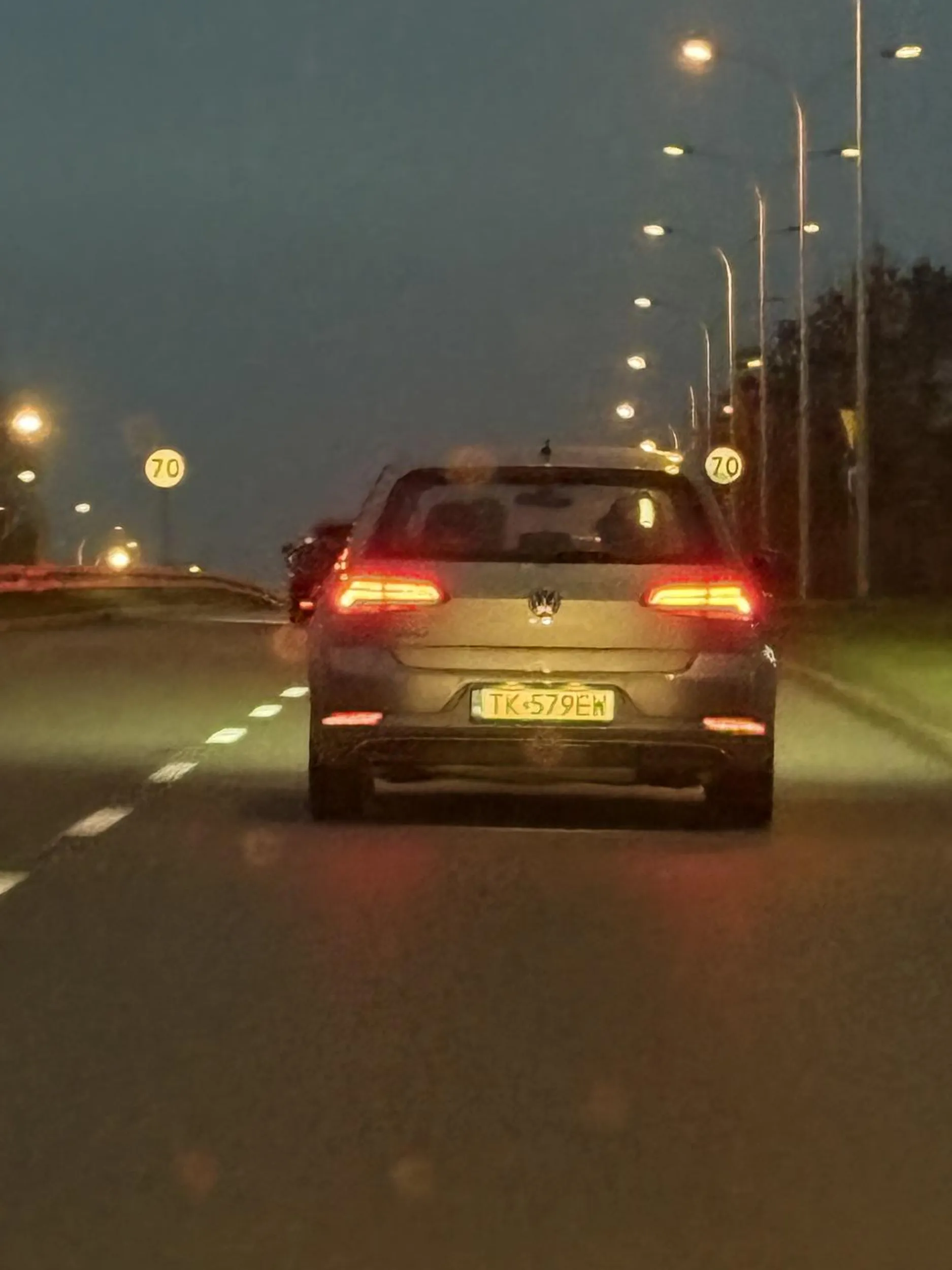 Stara baba niech się nauczy jeździć z dziećmi jeździ i prawie wypadek spowodowała lusterka to nie wiem od czego ma