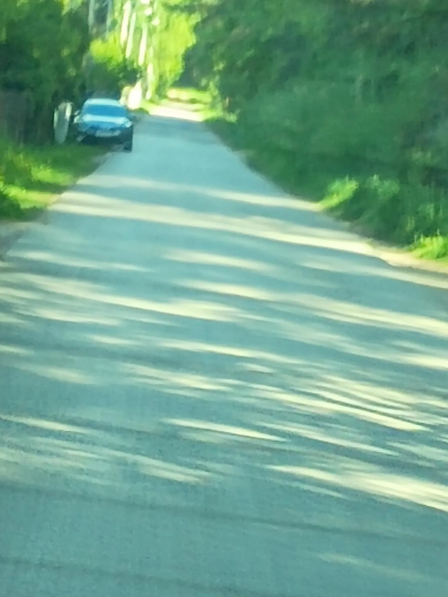 Kia sobie stoi na chodniku