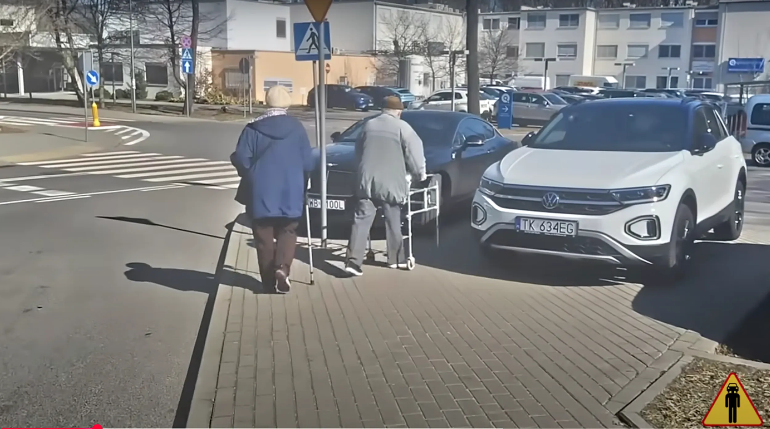 Parkuje na chodniku utrudniając ruch pieszym