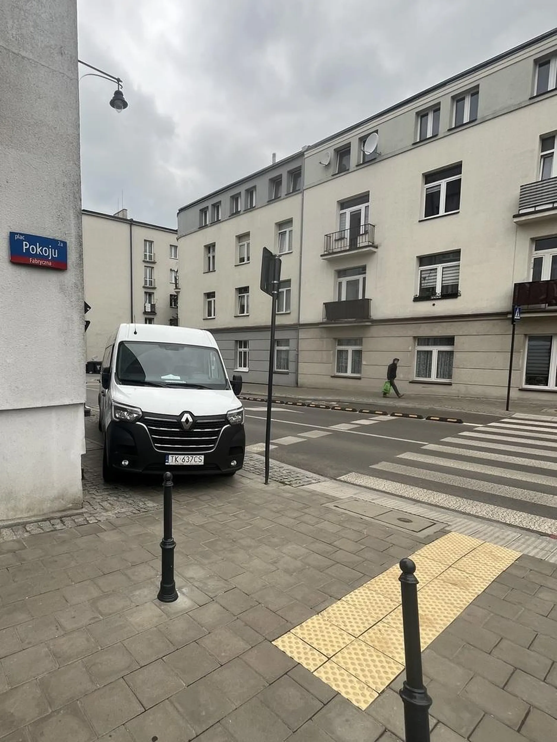 Zastawił cały chodnik, nie zostawiając przejścia i zasłonił przejście dla pieszych.