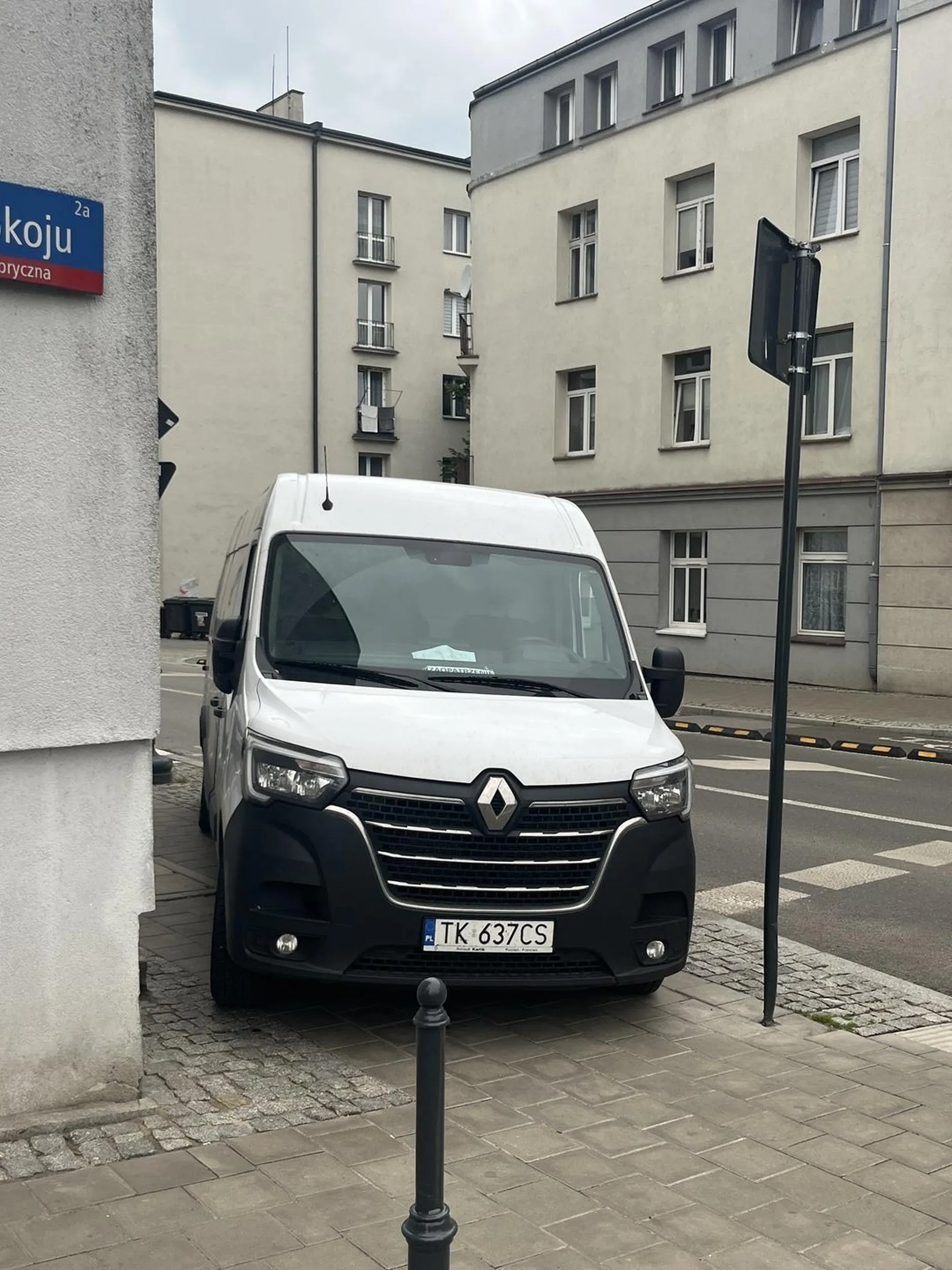 Zastawił cały chodnik, nie zostawiając przejścia i zasłonił przejście dla pieszych.