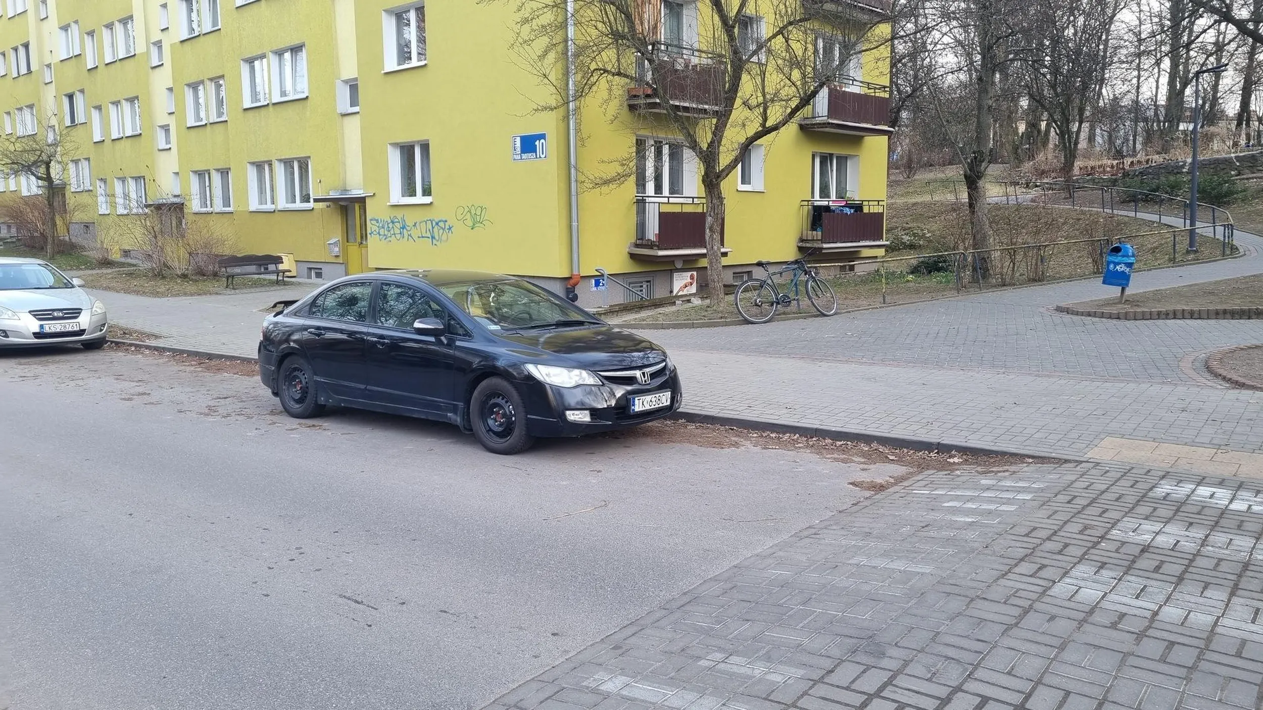 Parkuje przed przejsciem, blokuje widocznosc