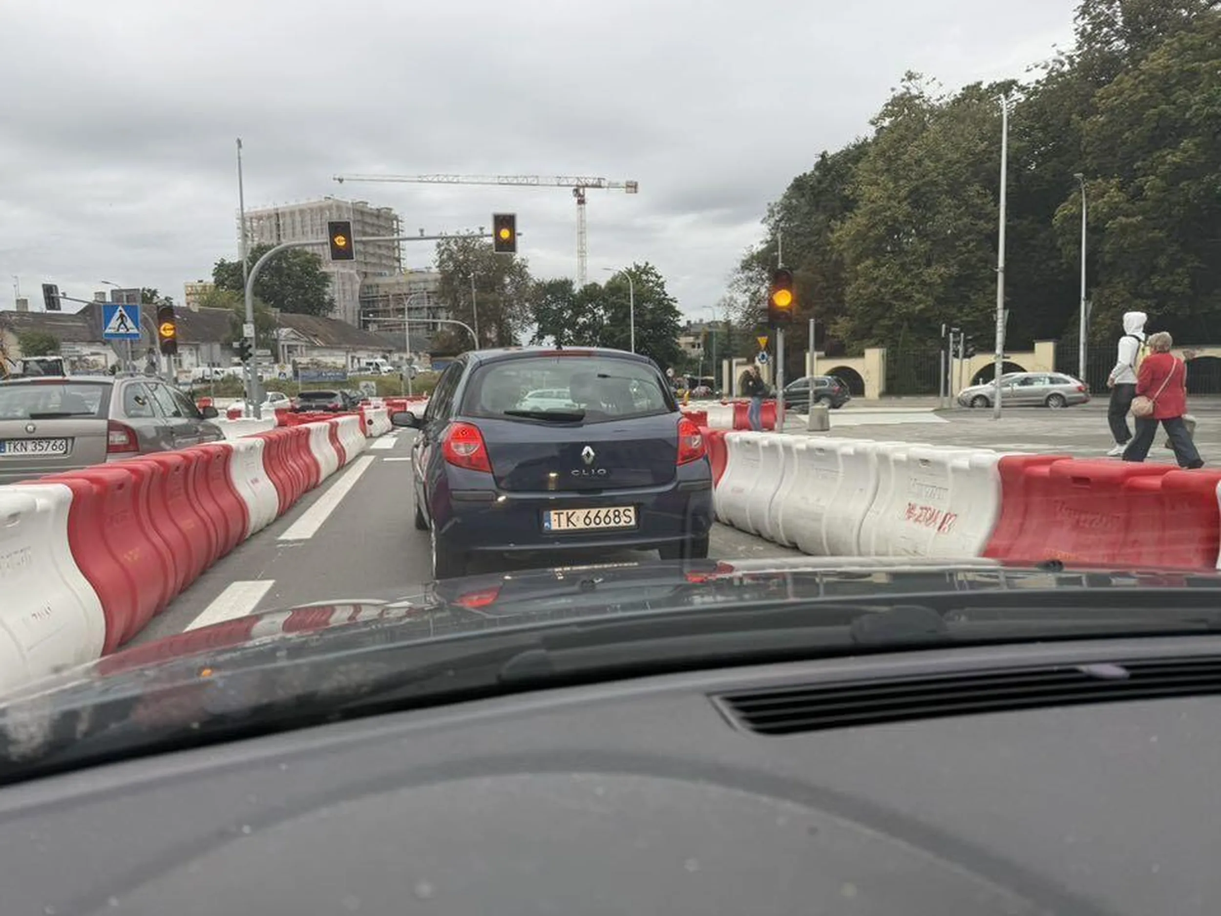 Tępa cipa nie przepuszcza pieszych na drodze i jeszcze się kłóci. Pracuje na poczcie, parkuje obok punktu NFZ.