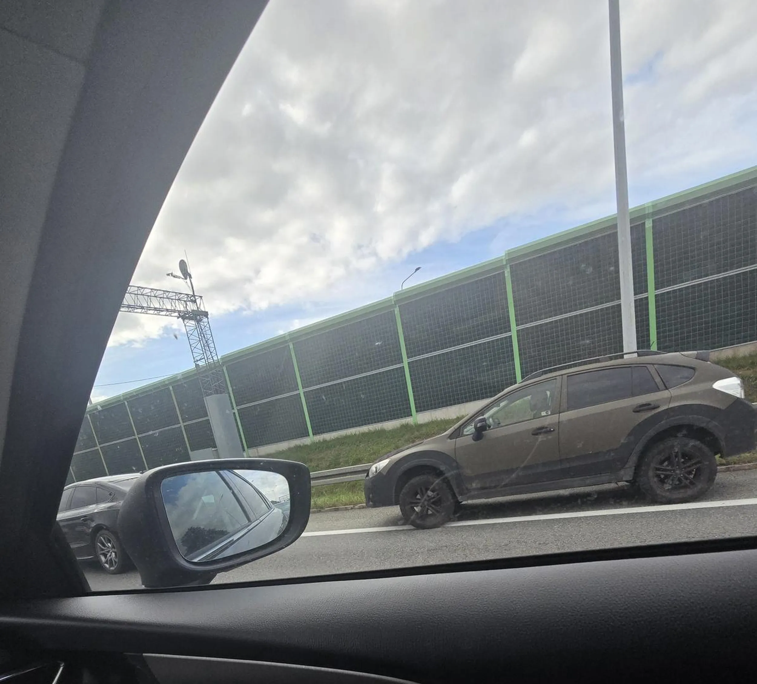 Kierowca wyprzedza pasem awaryjnym podczas jazdy na suwak