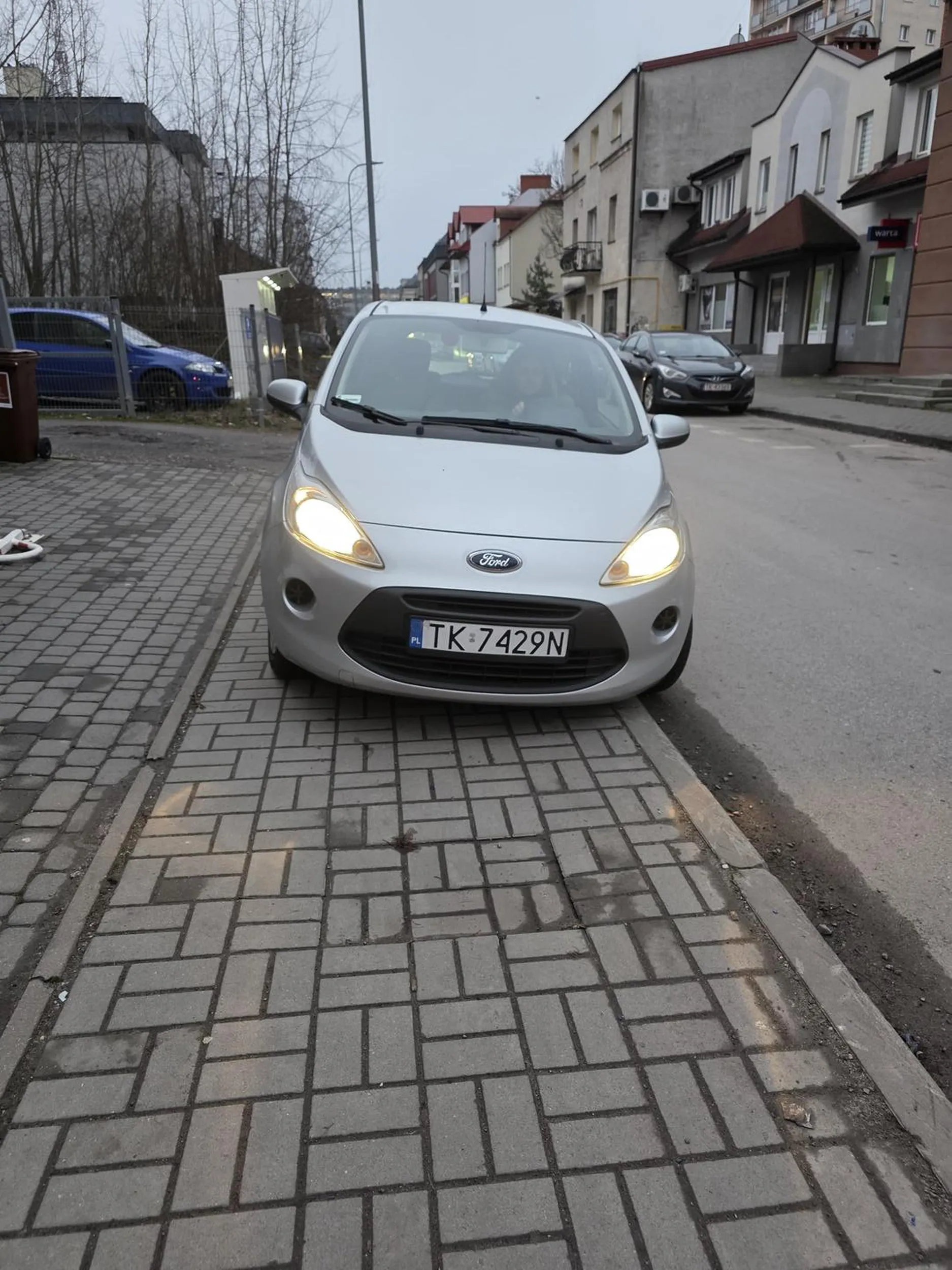 Pani nie widziała nic niestosownego w zaparkowaniu na całej szerokości chodnika. Kielce ul. Nowy Świat.