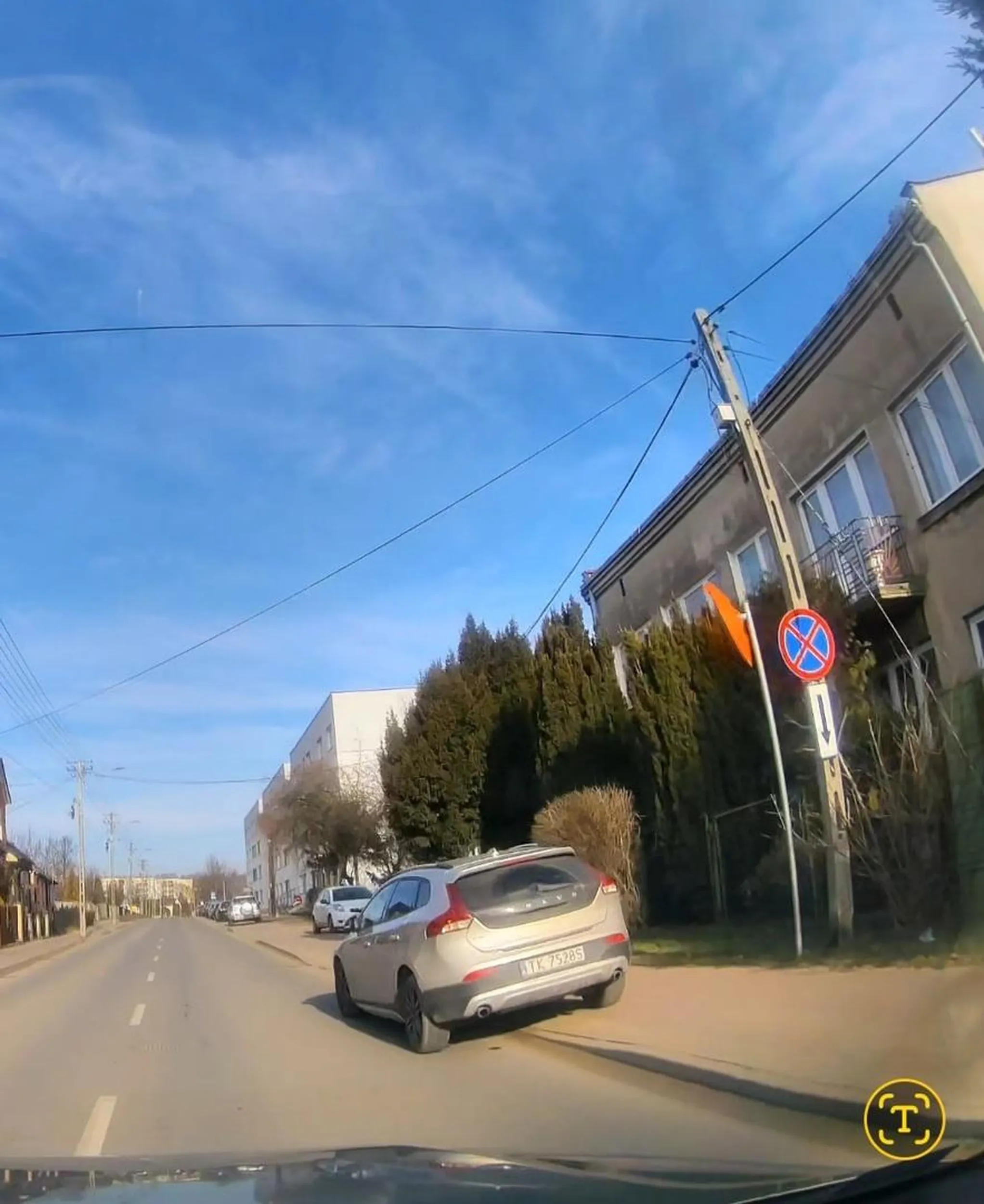 Muł nie ma pojęcia o znakach. Parkuje na zakazie, blokując chodnik i jezdnię jednocześnie. Wróć na kursu i doucz się podstawowych zasad ruchu drogowego.