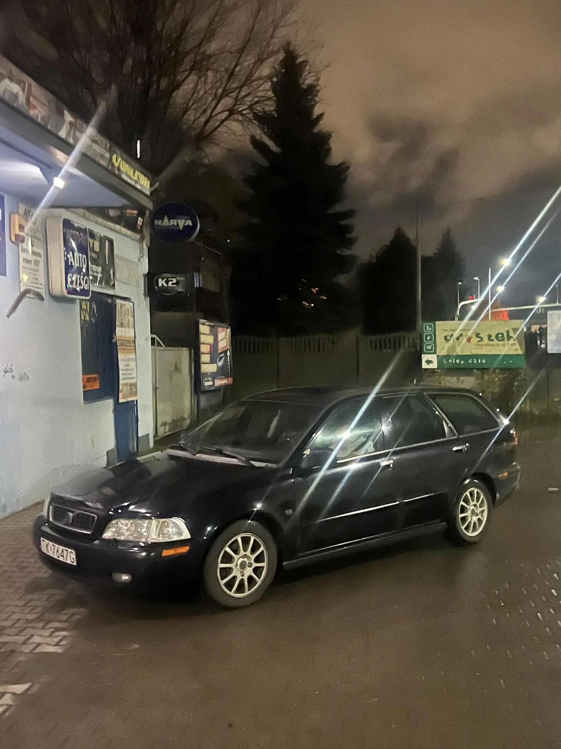 Bezwatydne bydle onanizowało się na parkingu  przy ludziach.