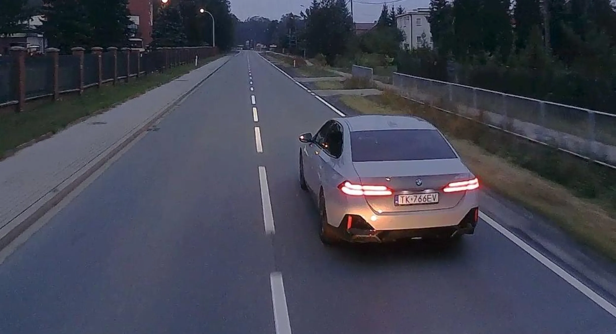 Zwiększa prędkość podczas próby wyprzedzenia go. To jakiś półmózg, świr. Powinni go przebadać albo jechał naćpany