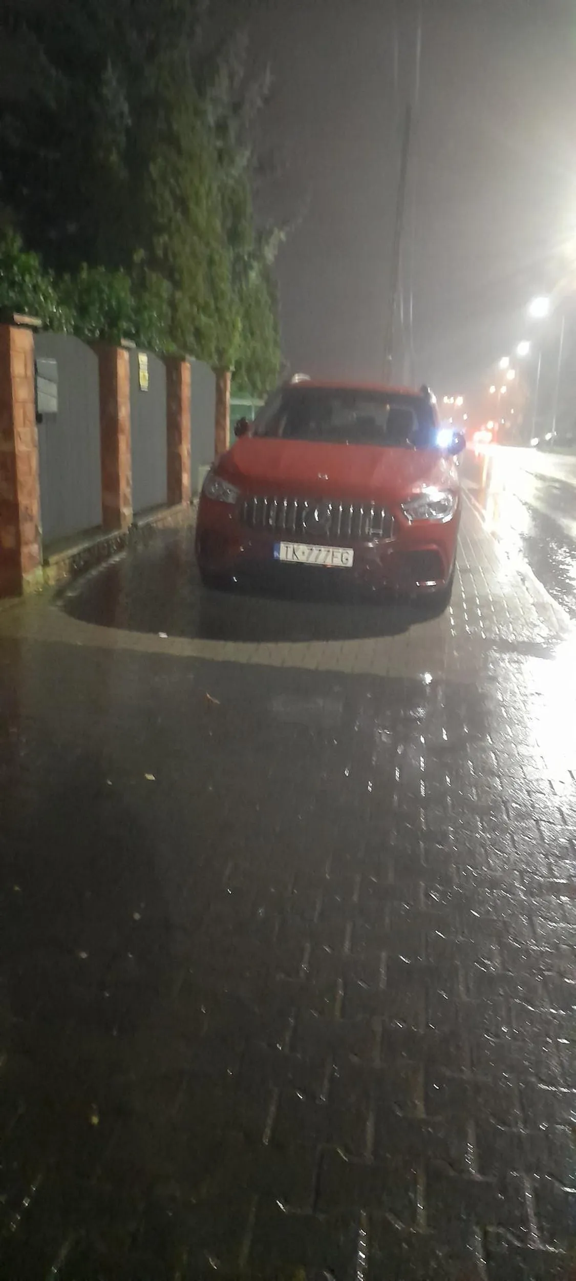 Piekne zaparkowane auto na środku chodnika dość że brama otwarta żeby wjechać na posesję to stoi jak tak święta krowa na Roskim kazaniu