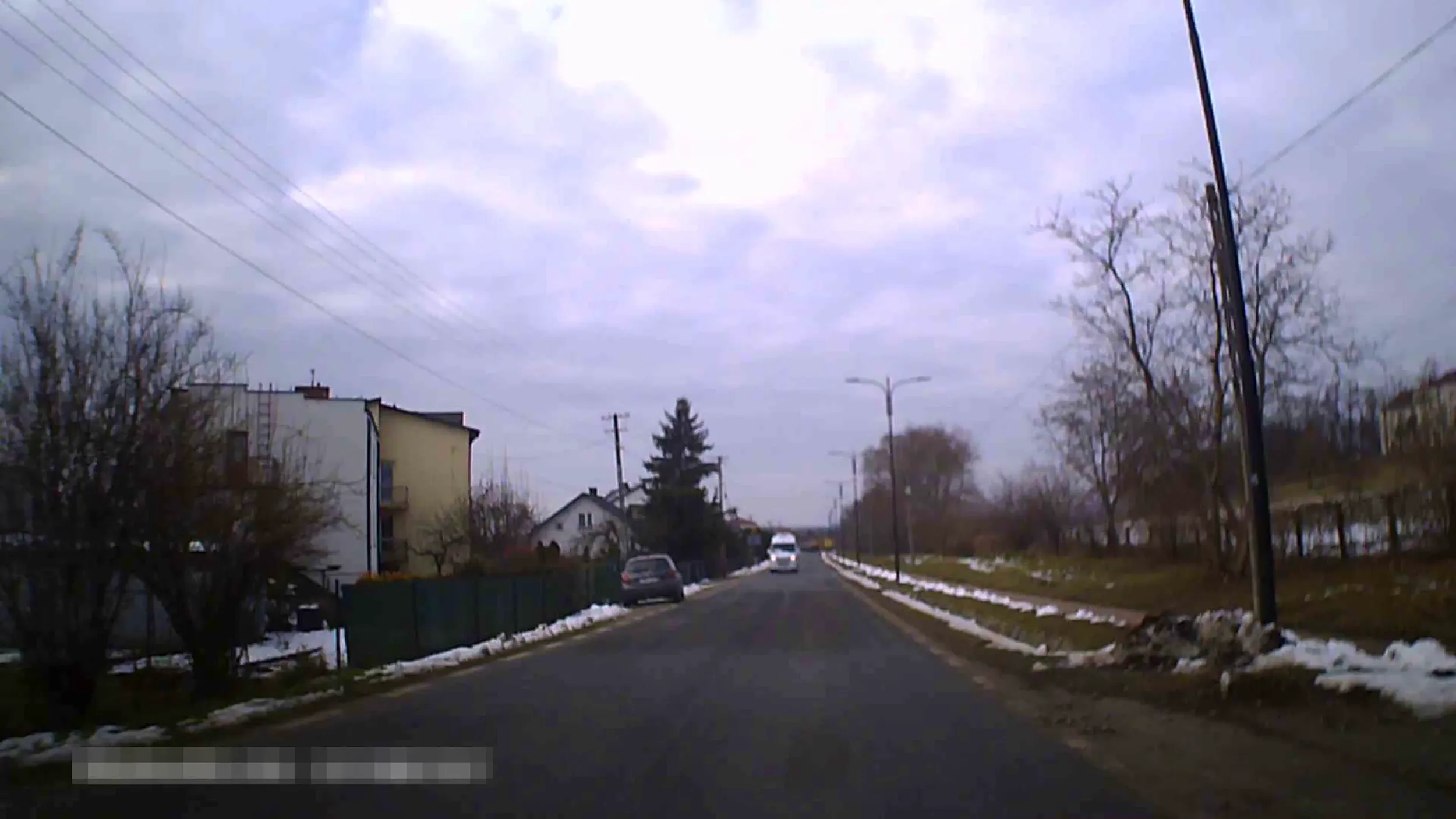 Kut@s mruga długimi żeby mu zjechać, a później zajeżdża na przeciwległy pas.