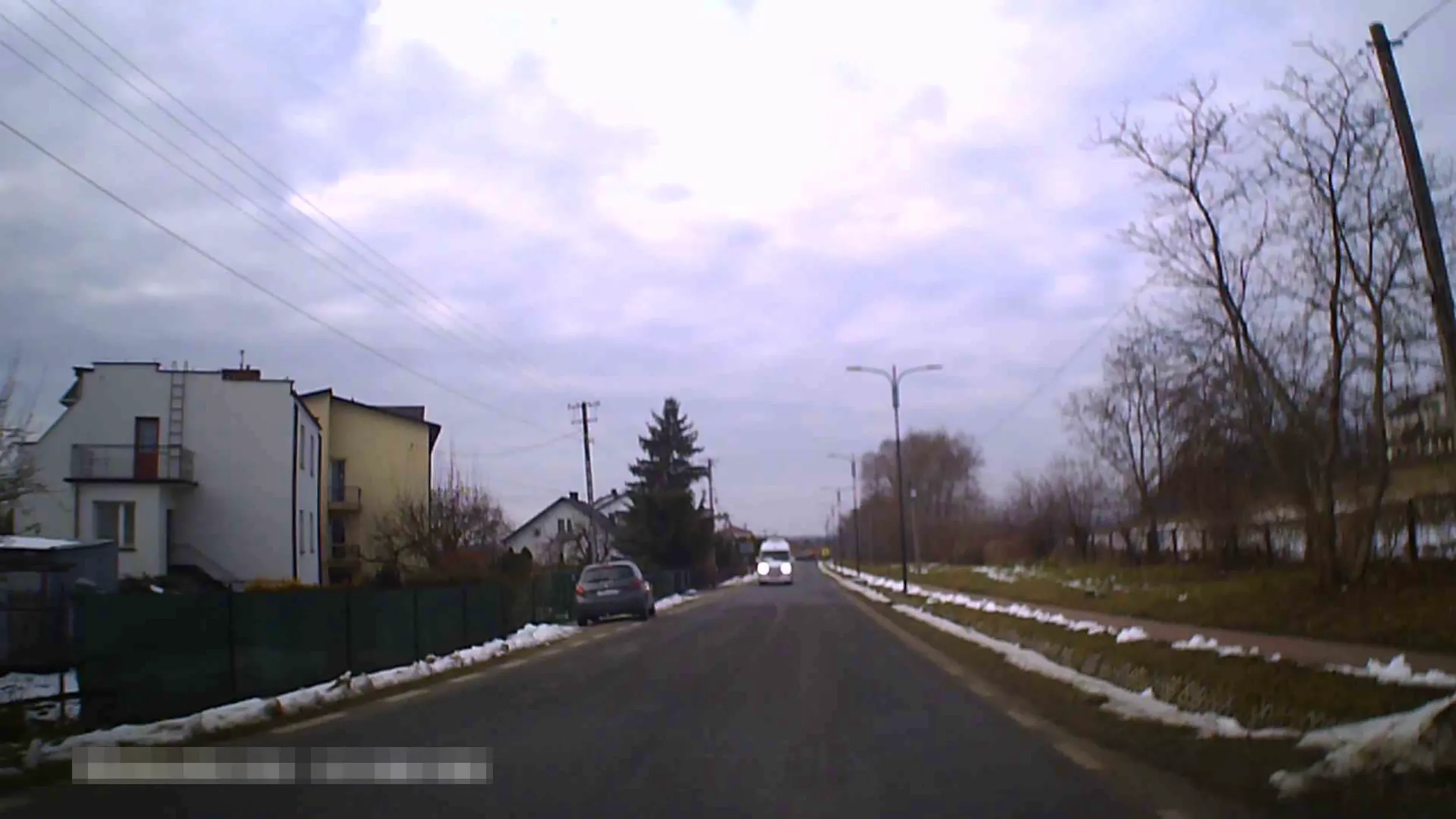 Kut@s mruga długimi żeby mu zjechać, a później zajeżdża na przeciwległy pas.