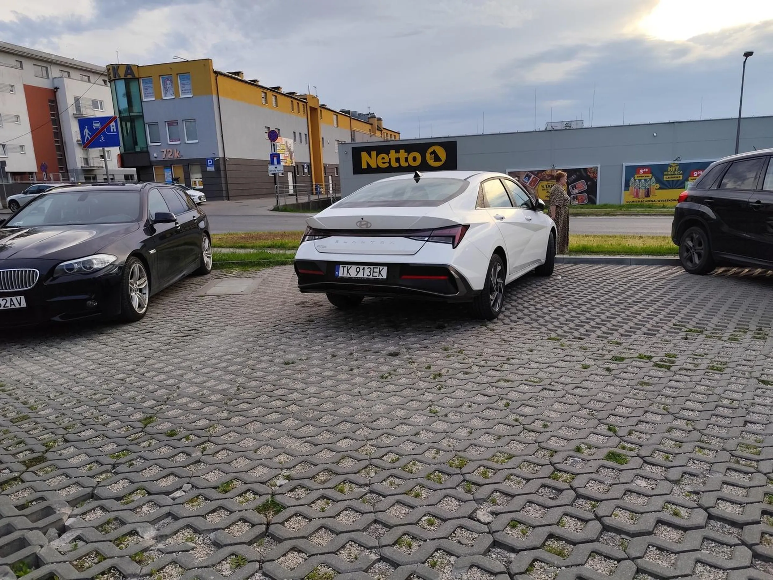 Naucz się parkować jeb@ny cymbale! Dość, że parkujesz na parkingu przeznaczonym wyłącznie dla mieszkańców bloku legitymujących się plakietką to w dodatku zajmujesz 2-3 miejsca parkingowe, kto ci kurw@ dał prawo jazdy?