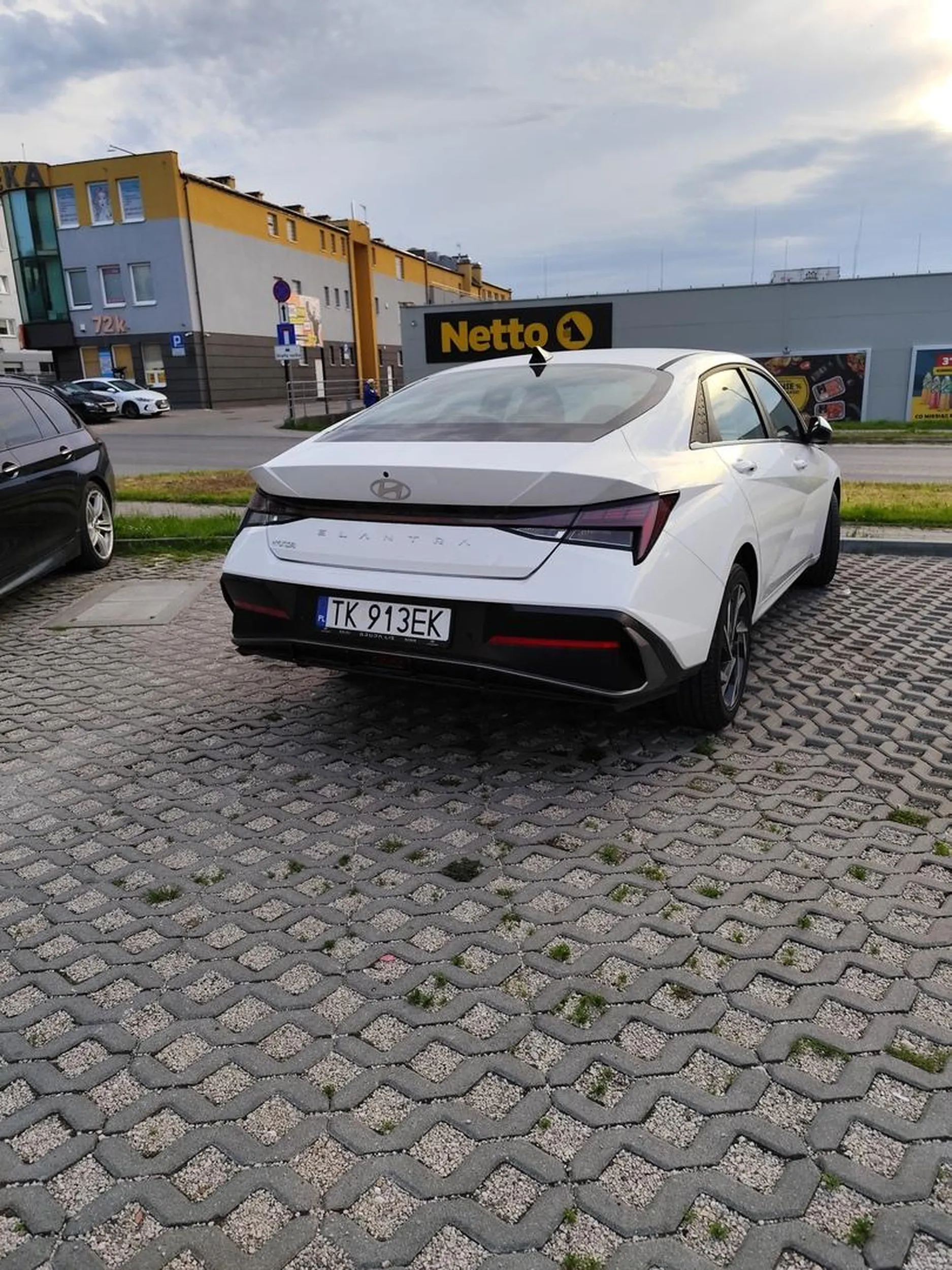 Naucz się parkować jeb@ny cymbale! Dość, że parkujesz na parkingu przeznaczonym wyłącznie dla mieszkańców bloku legitymujących się plakietką to w dodatku zajmujesz 2-3 miejsca parkingowe, kto ci kurw@ dał prawo jazdy?