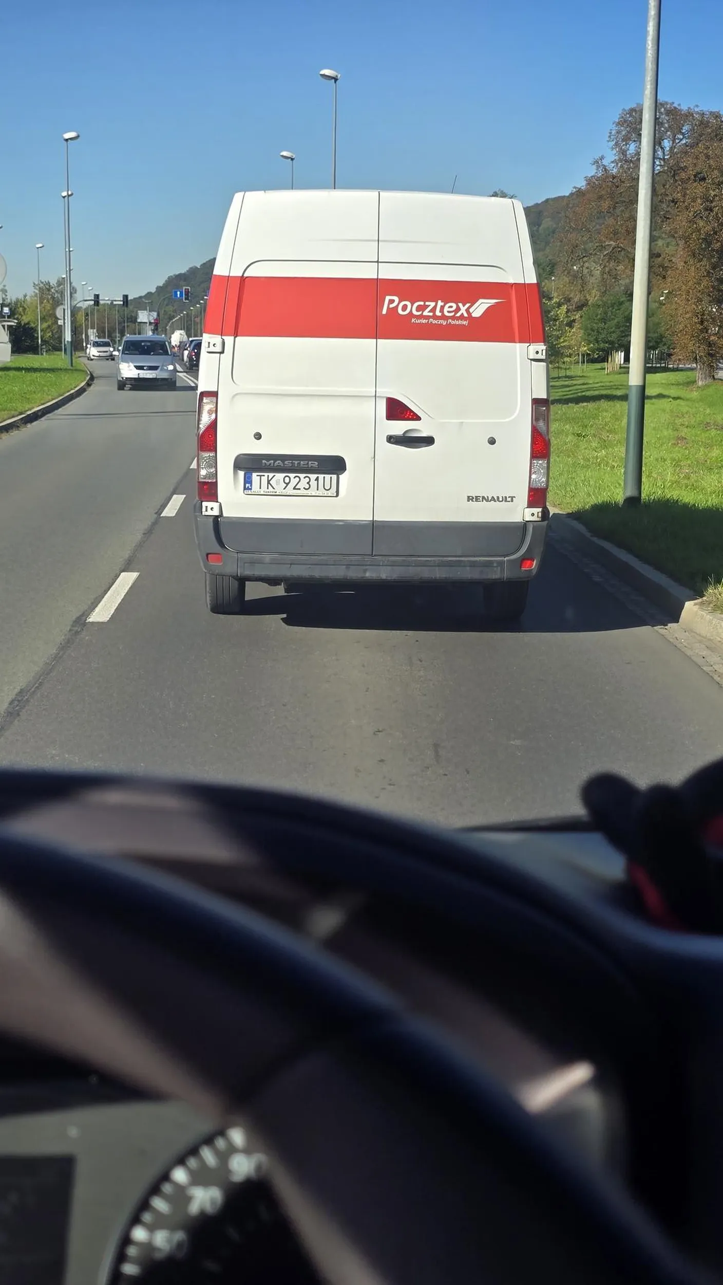 Dzisiaj kurier tego auta Wymusił mi wyjeżdżając z drogi podporządkowanej