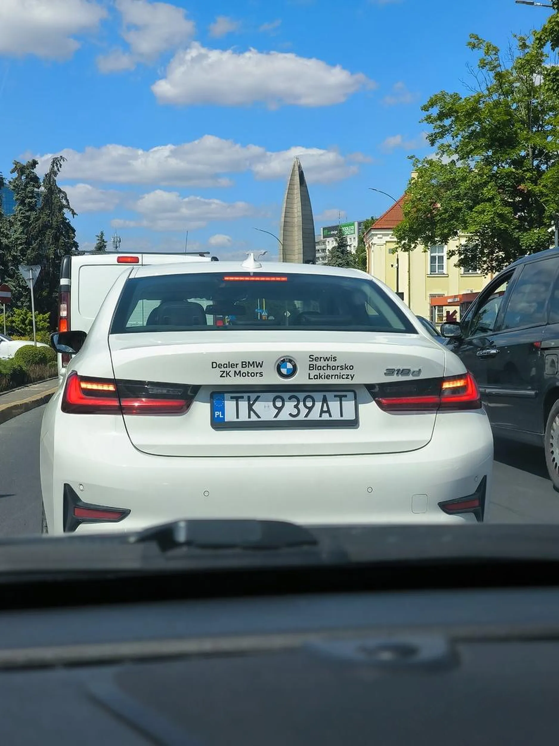 Śmieciarz wywala pety