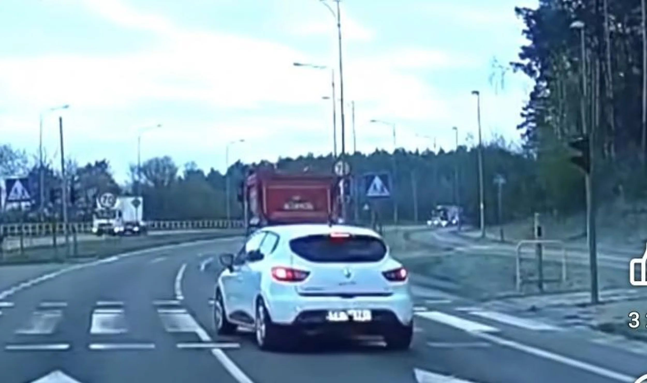 Uwaga, wjeżdża przed ciężarówki i daje w hebel