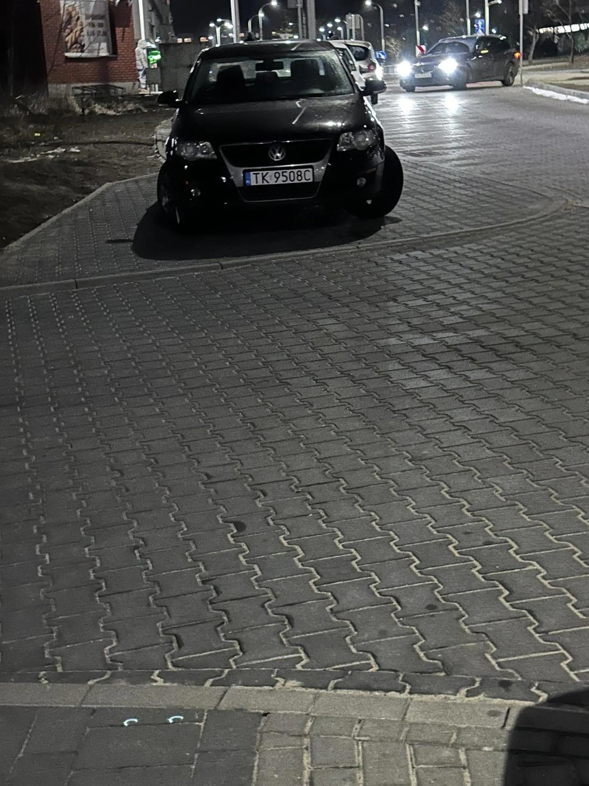 Parkuje na chodnikach