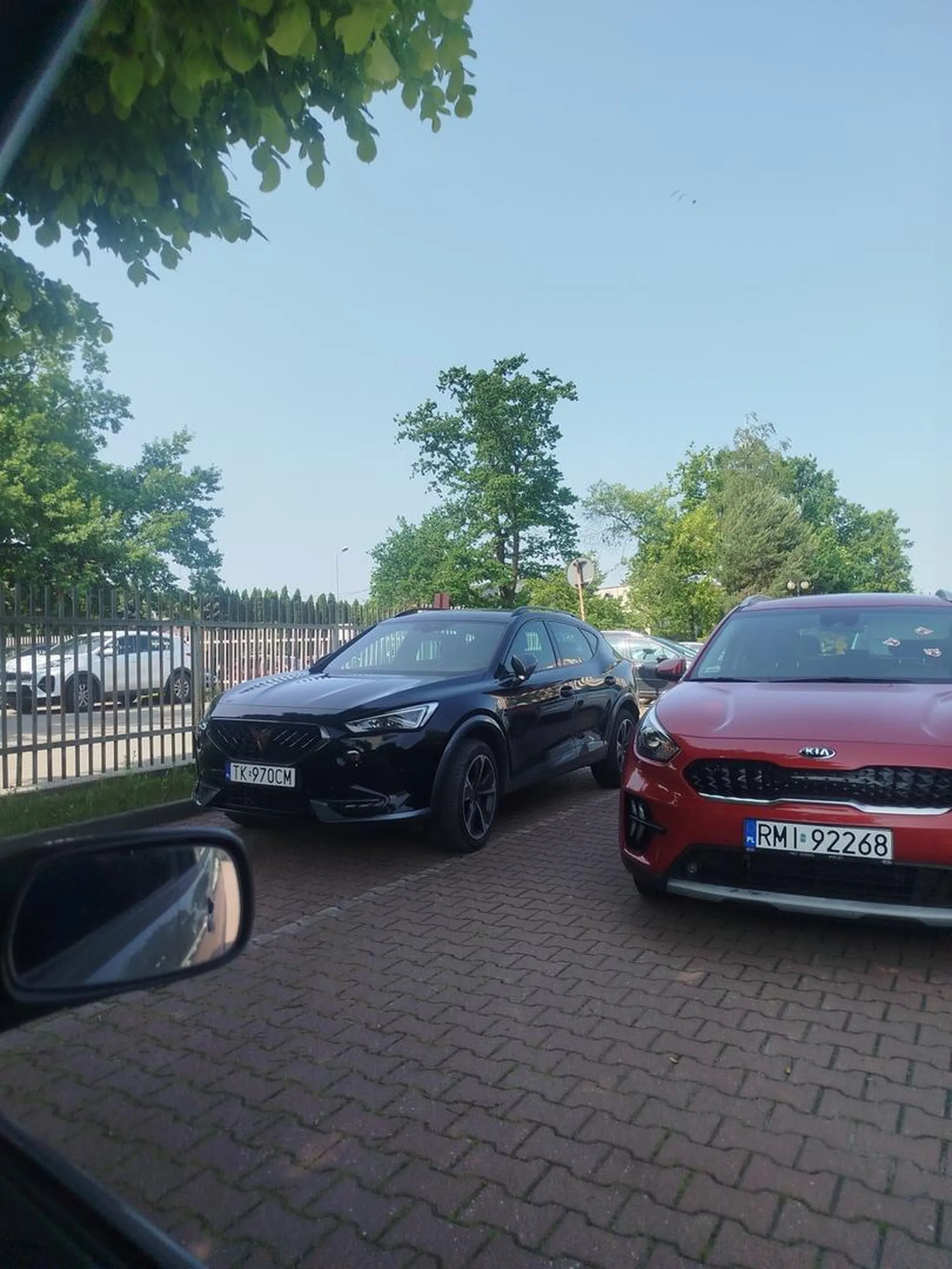 Mistrz parkowania , cały parking SZPITALA zastawiony przexzablokowany wyjazd.Nie pozdrawiam