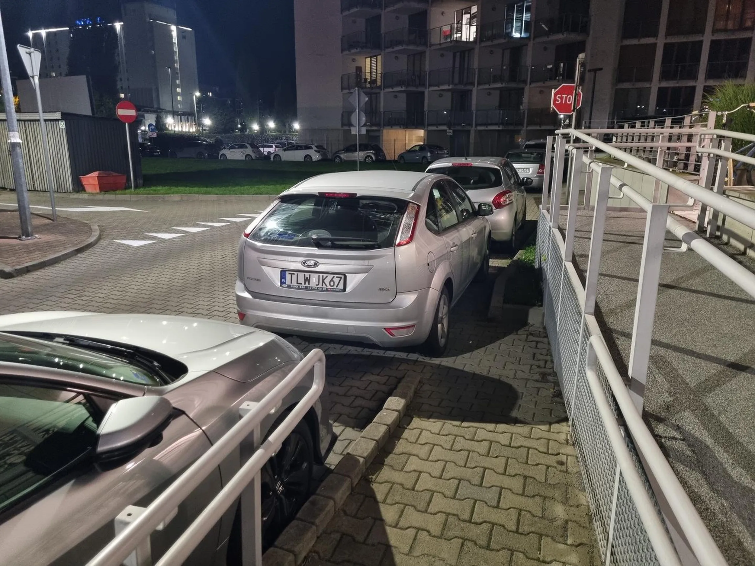 Parkuje tak, że blokuje niepełnosprawnych, rowerzystów i rodziców z dziećmi w wózku. Brakuje temu kierowcy wyobraźni i empatii.