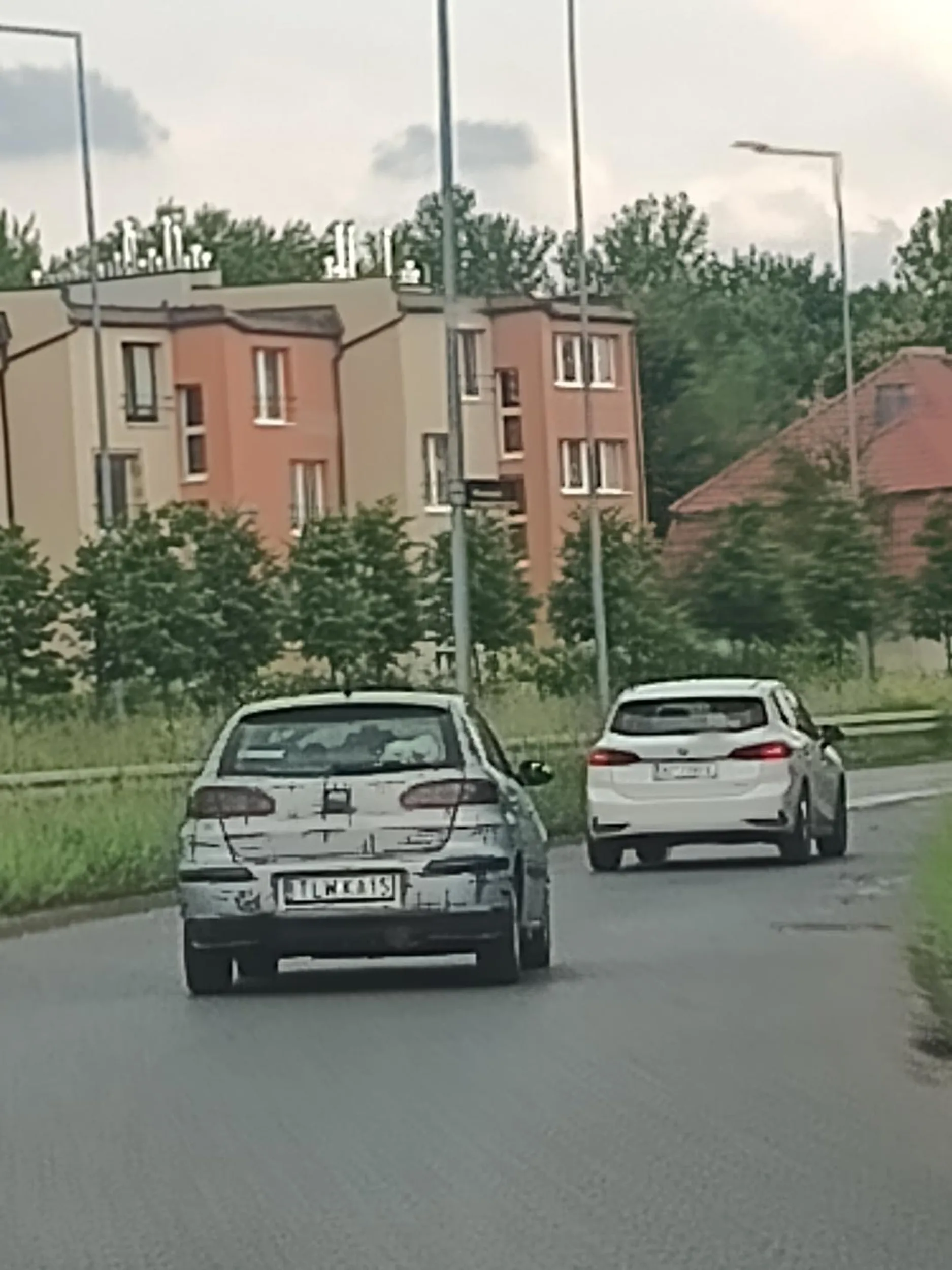 Mam nadzieję, że tylko auto się pocięło i kierowca się nie tnie, jest cały zdrów.
