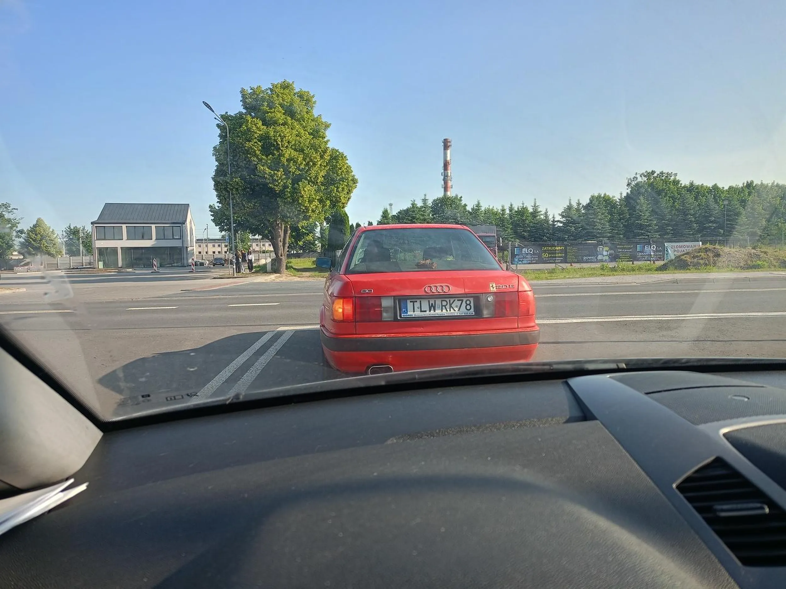 Kierująca bez wyobraźni, prowadząc auto trzymała w ręku telefon. Wysadzając dziecko pod szkołą nie potrafiła włączyć się do ruchu używając kierunkowskazu. Ponadto przy wyjeździe na główną drogę zamiast cierpliwie czekać, to wjechała na pas utrudniając przejazd innym kierowcą. Jak nie znasz przepisów to zrób uprawnienia na taczkę.