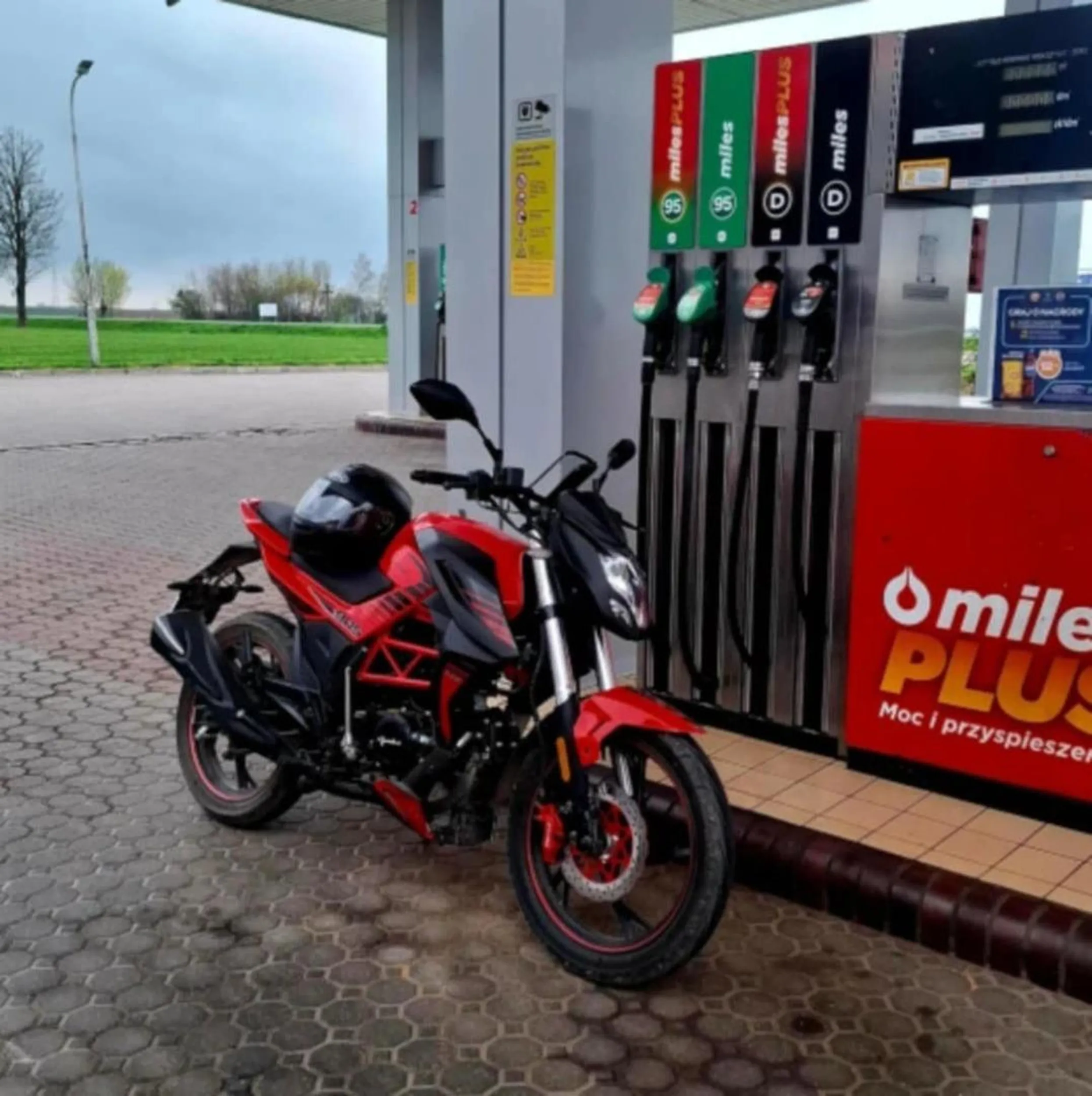 Uwaga jak jedzie ostatnio jakiś pijany pani jechał, bardzo szybko na czerwonym junaku taki motor, był to jakiś prosiak bez koszulki z ogromnymi cycami bo amory były całe wciśniętę widziałem jak jechał na czerwonym i krzyczał coś w stylu kocham tuska. ZDJĘCIE ZROBIONE NA STACJI PALIW W OKALINIE