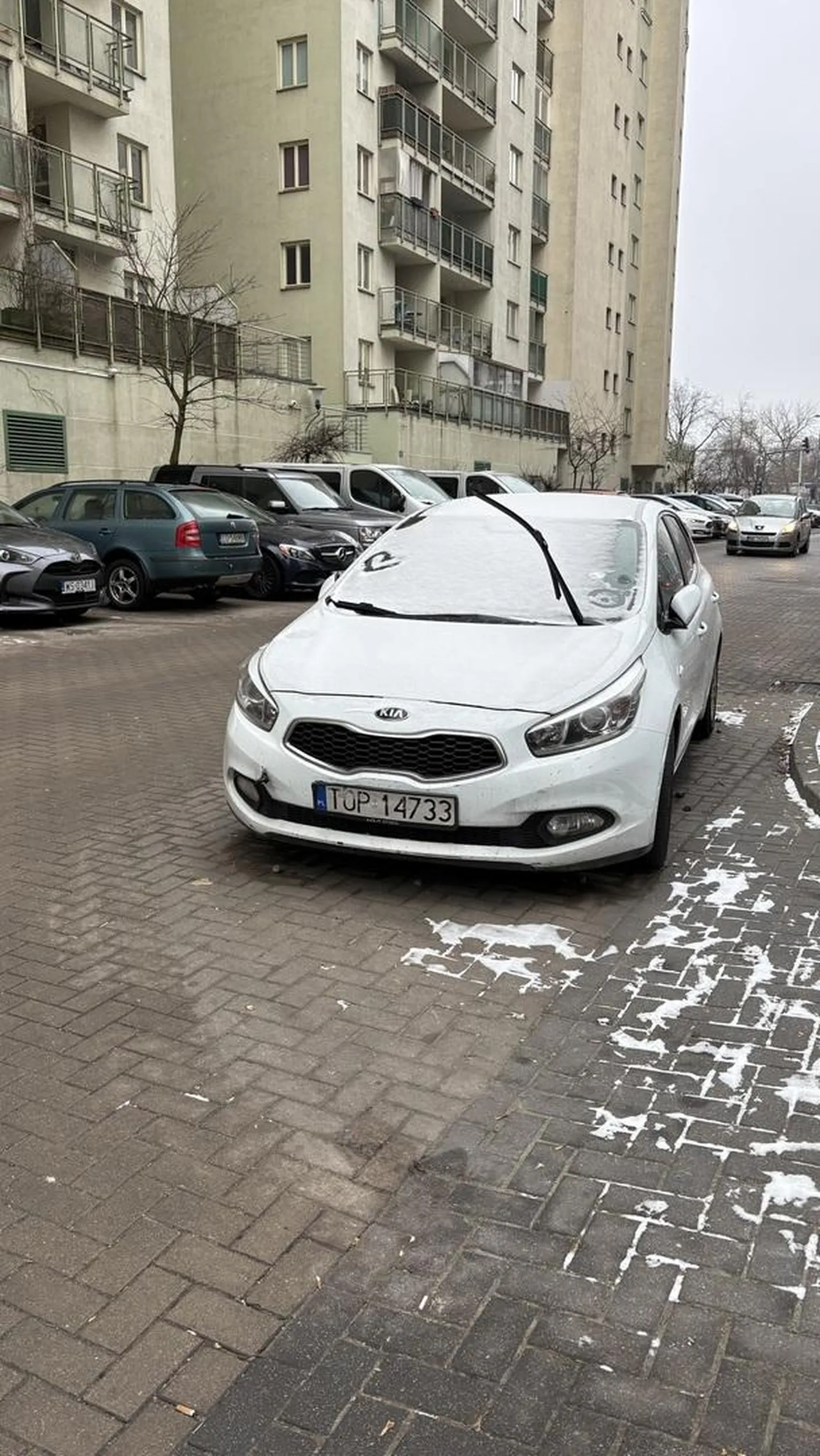 Zle zaparkował, na 2 miejscu, samochód zepsuty stoi pul roku