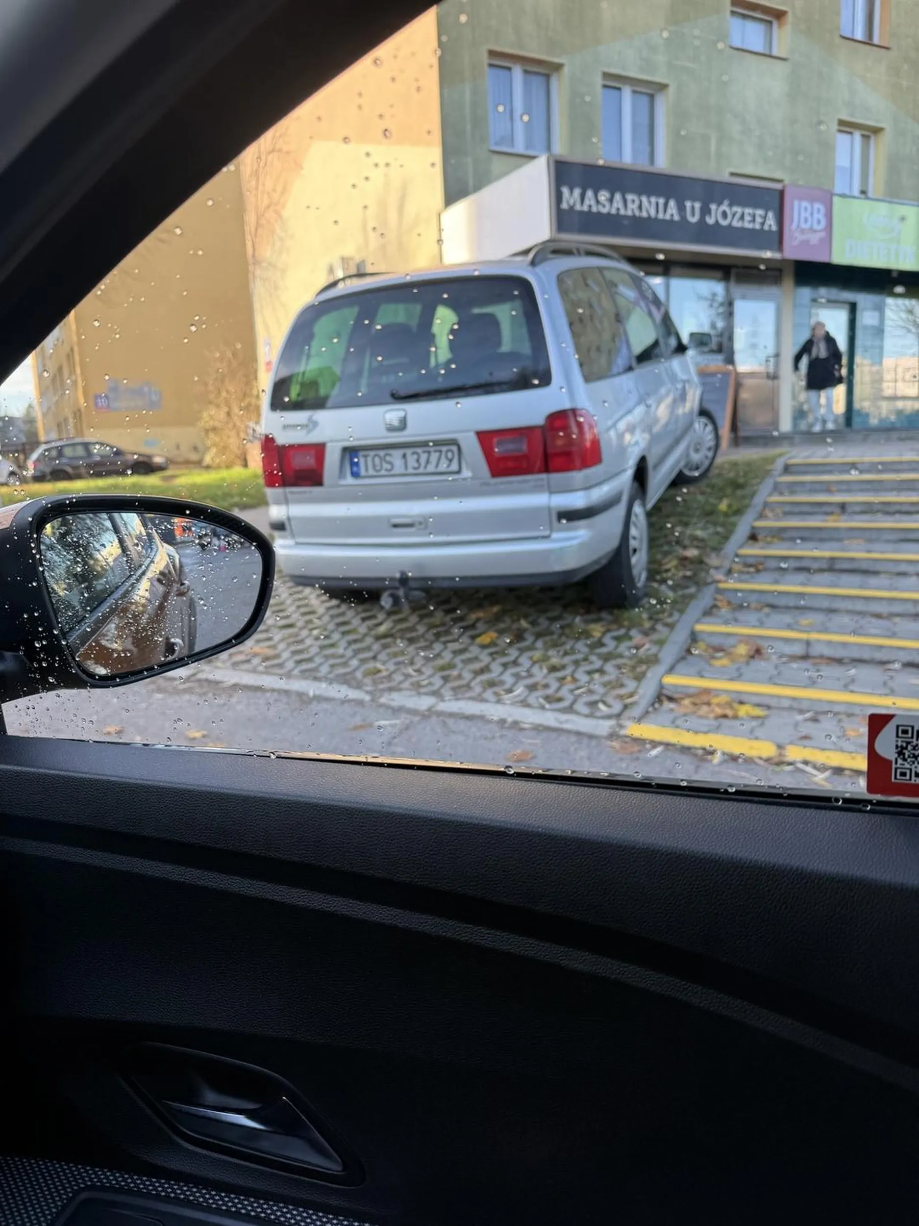 Kolejny mistrz parkowania. Nie ważne, że chodnik. Ważne, że zaparkowane. Buractwo do kwadratu…