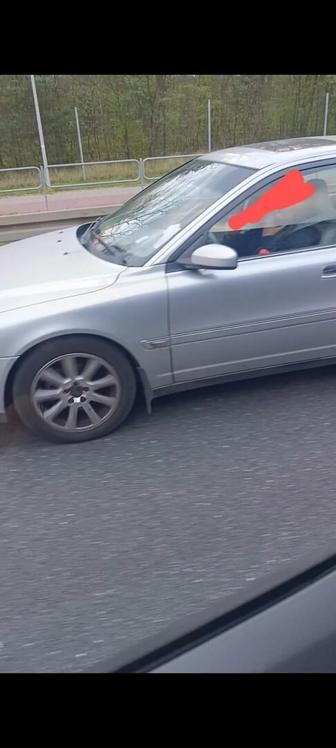 Kobieto! Zastanów się poważnie nad tym co robisz, przecież masz z tyłu dziecko, jesteś za nie odpowiedzialna. Może i Twoje życie nie jest dla Ciebie aż tak ważne, ale nie narażaj dziecka na niebezpieczeństwo. Jak możesz trzymać w jednej łapie telefon i jeszcze się patrzeć co chwilę na boki? Skup się na drodze! Wystarczy chwila nieuwagi i tragedia gotowa! Zatrzymaj się lepiej następnym razem na chwilę, pogadaj o jakże ważnych sprawach i jedź dalej, to nie chodzi o sam mandat, ale trzeba trochę jednak myśleć czasami...